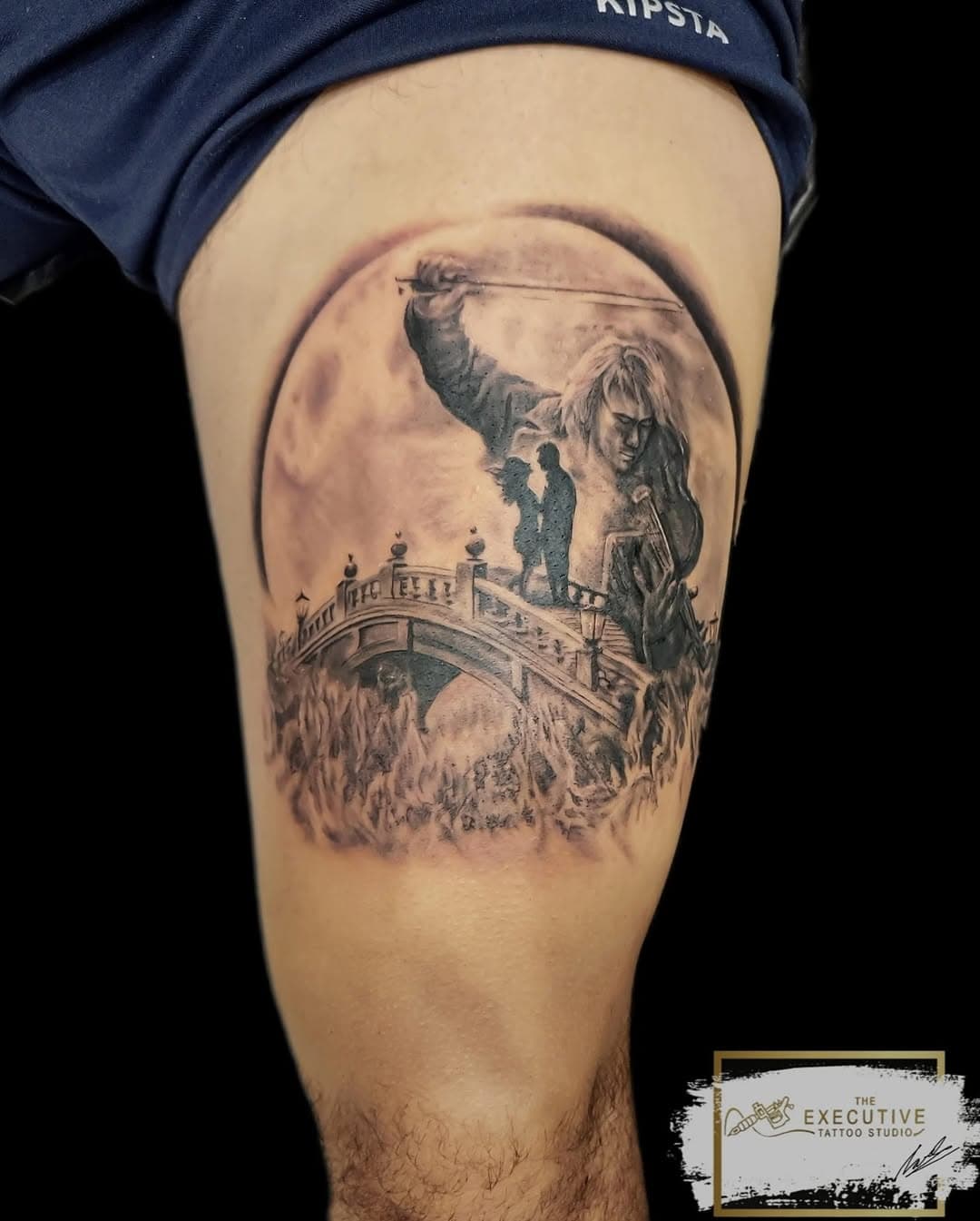 “La lettura è un rapporto con noi stessi e non solo col libro, col nostro mondo interiore attraverso il mondo che il libro ci apre.”

#malazan #malazanbookofthefallen #tattoo #fantasytattoo #fantasy #epic #booktattoo #steveerickson #ilgiardinodellaluna ##malazantattoo