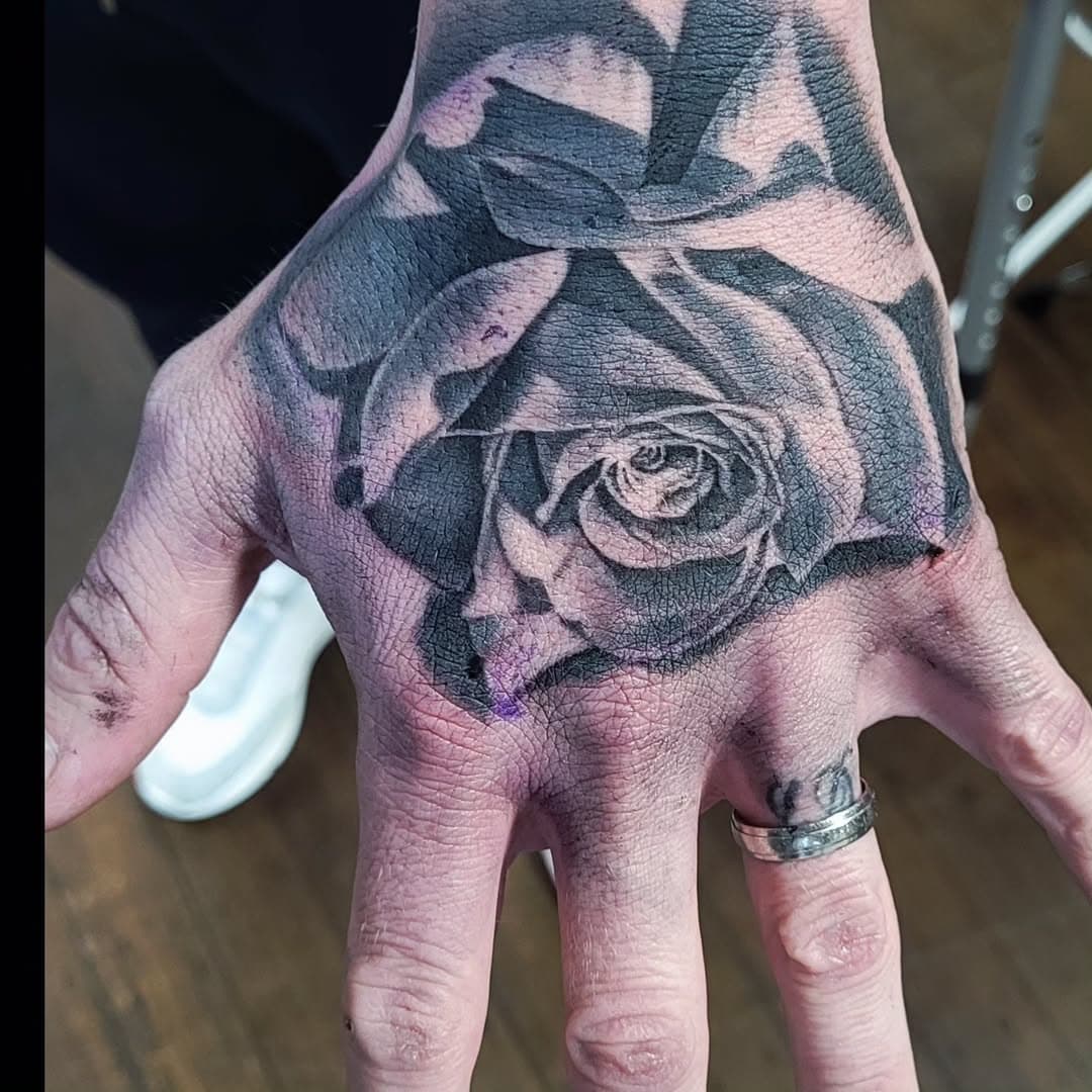 Roses are black 

#tattoo #rosetattoo #handtattoo #realistictattoo #blackandgreytattoo #menstattoos