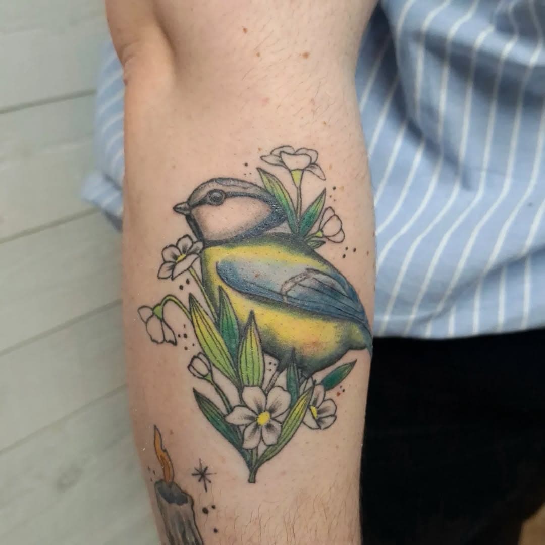 Tellement de publications en retard 🤦‍♀️
Voici la petite mésange cicatrisée de Mélissa 😊 
Merciii 

#mariegribouillis #tattoo #colortattoo #abbevilletattoo #hautsdefrance #neotrad #flowertattoo #oddzitattoostudio #oddzi #fkirons #kwadron #neotraditionaltattoo #neotradfrance #tattoofrance #cutetattoo #capique #tatoueuses #tatouage #amienstattoo #baiedesomme