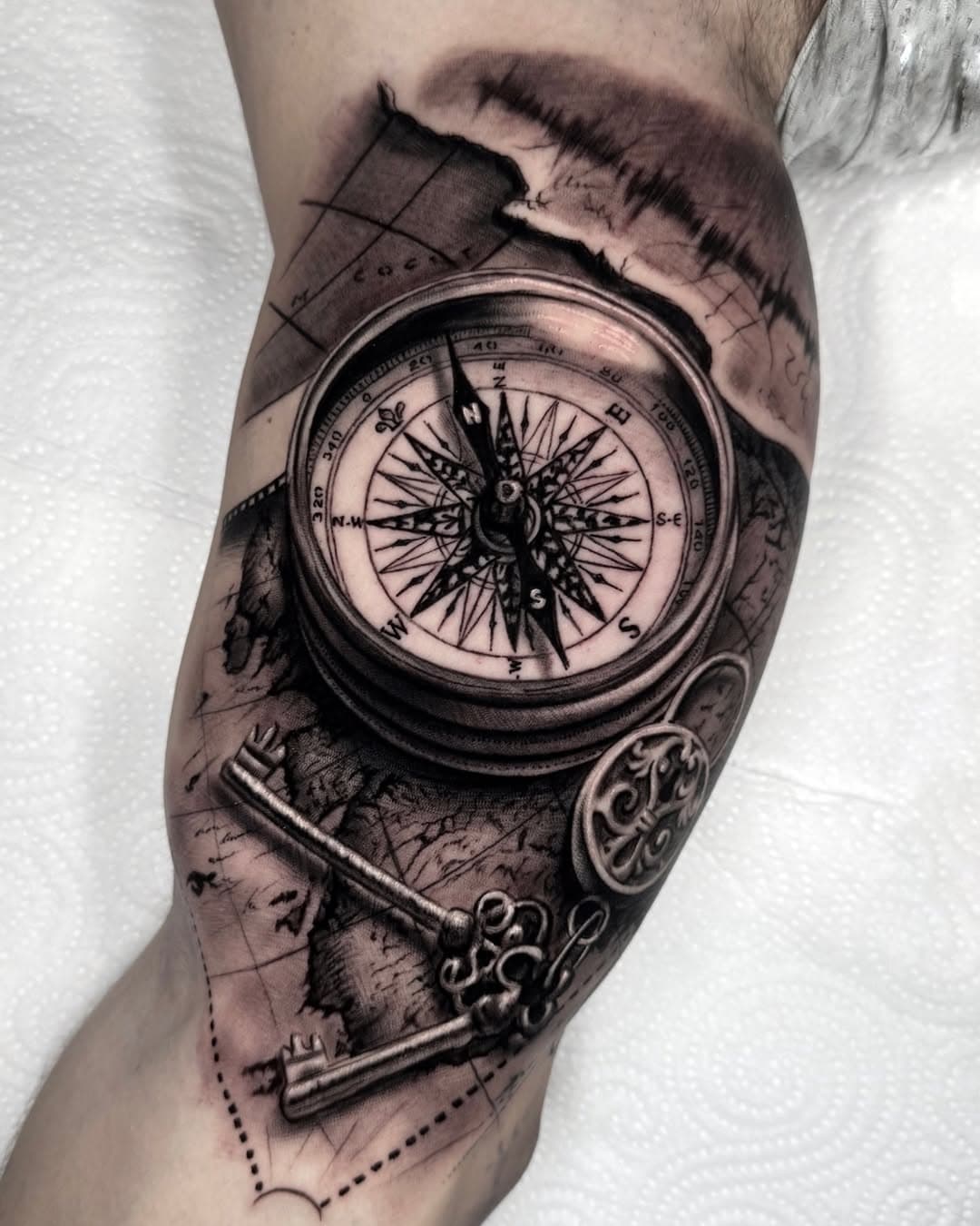 Compass. Encuentra el camino. —
@fkirons @vicecolors_official @tattooproton @versuscartridge
—
#thebestspaintattooartists #blackandwhitetattoo #portraittattoo #realistictattoo #tattooed #tattoo2me #realismotattoo #tattoolife #instagram #tattoo #bodyart #tattooart #viralpost #viralinstagram #viralvideos #viral