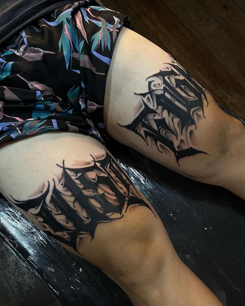 ⚔️ JUST FIGHT ⚔️ 

Trabalho Realizado por nosso tatuador @bizarria_anchors 

Dark lettering intenso, trazendo força e impacto na região da coxa. Cada traço foi pensado para refletir resistência e determinação. 

A frase carrega a essência da luta constante, um lembrete de que sempre devemos seguir em frente, não importa o obstáculo. 💪⚔️ 

#DarkLettering #LetteringTattoo #darkletters #TatuagemSorocaba #freehand #freehandtattoo