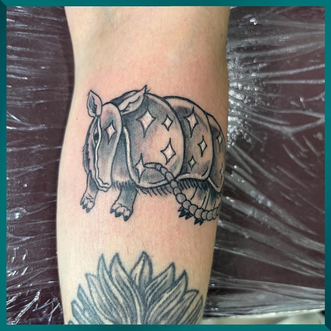 #armidillotattoo by @tattoos_by_kelly from @buzzbuzztattoo done at his guest spot at @roseandcrowntattoos 

#armidillo #blackandgreytattoo #austintattoo