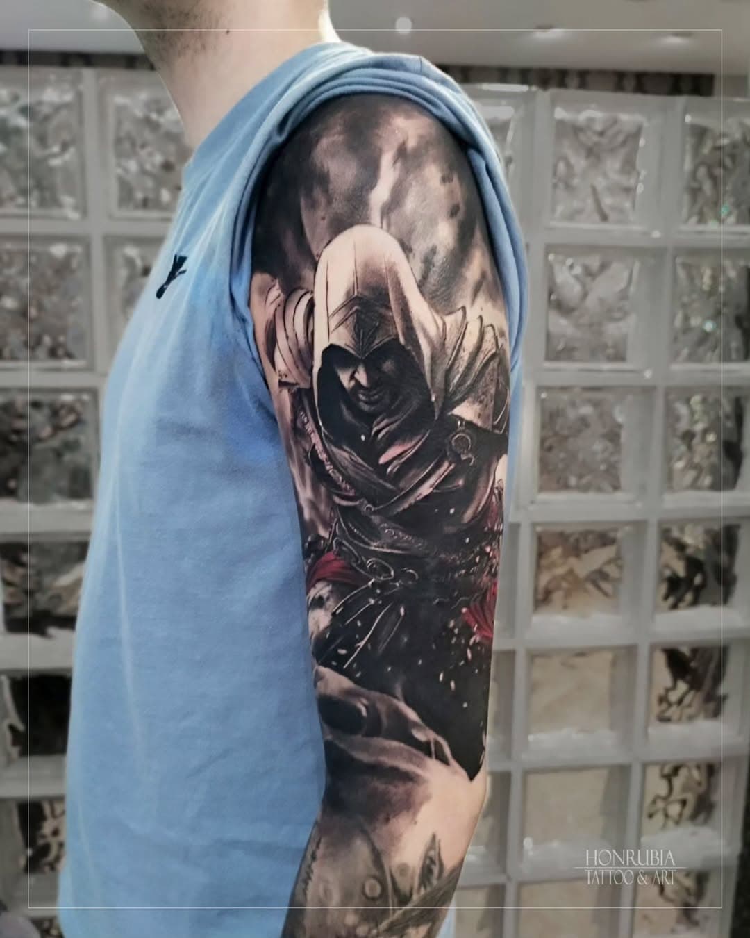 ❌ Ezio Auditore ❌ de Assassin's Creed 🔥Realizado en
👉@ink_factory_2013 con productos 
👉@versuscartridge 
👉@tattooproton 
👉@tktxoficial 
CITAS E INFO 📩 DALVAREZHONRUBIA@GMAIL.COM 
#tattoo #tattooartist #tattooart #tattoostyle #tattooideas #tattooed #tattoolove #tattooinspiration #thebesttattooartists #thebestspaintattooartists #tbsta #blackandgreytattoo #bngtattoo #realistictattoo #darkart #assasinscreed #ezioauditore #realistictattoo #inked #bodyart #artoftheday #picoftheday #galiciatattoo #inkfactorysantiago #galiciacalidade #caminodesantiago #santiagodecompostela #elbierzo #davidhonrubiatattooart