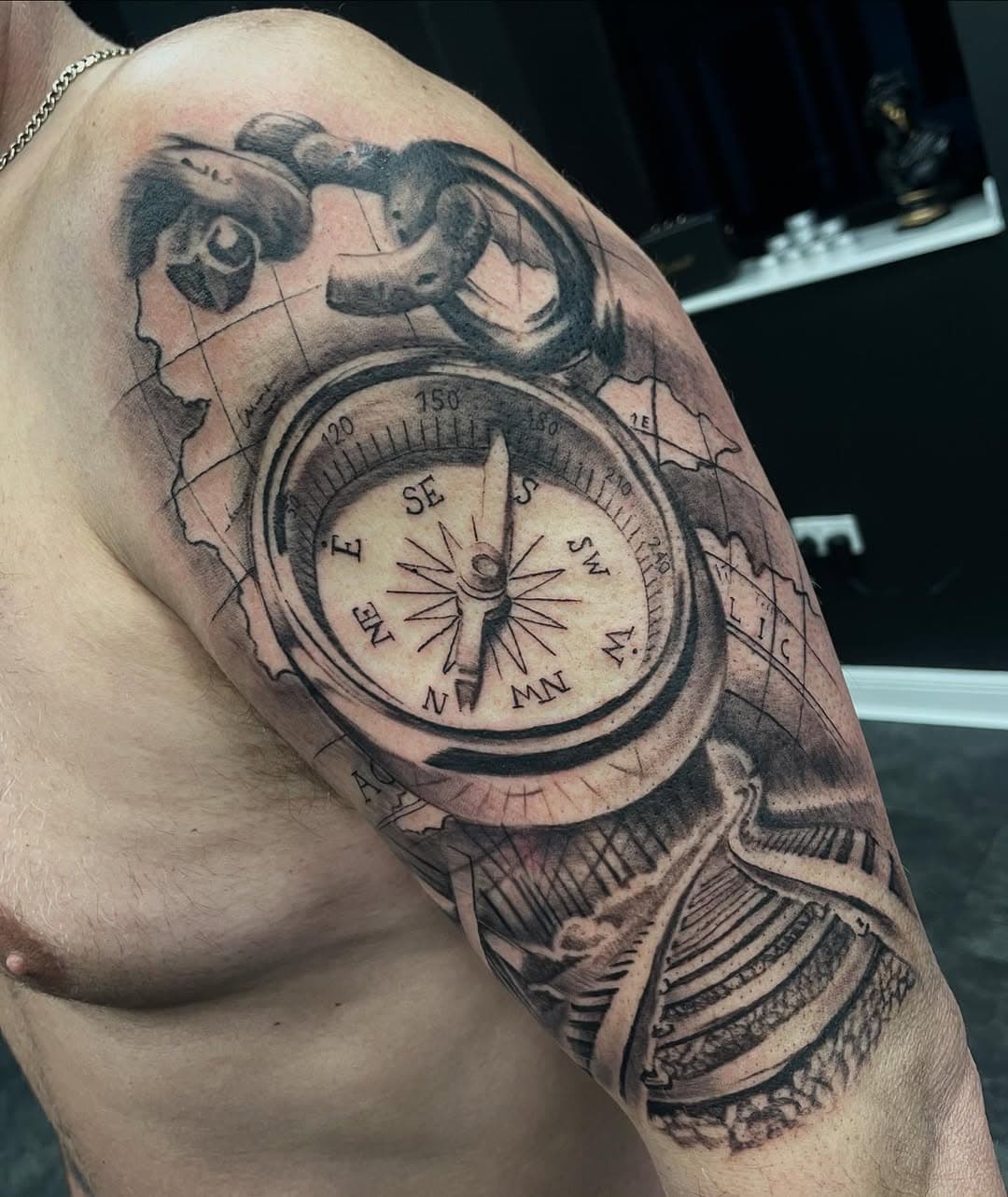 Compass and railroad piece from the other week 
#tattoo#art#ink#blackandgrey#compass#compasstattoo#tattooartist#tattooideas#sleeve#blackandgreytattoo#realism#realistictattoo