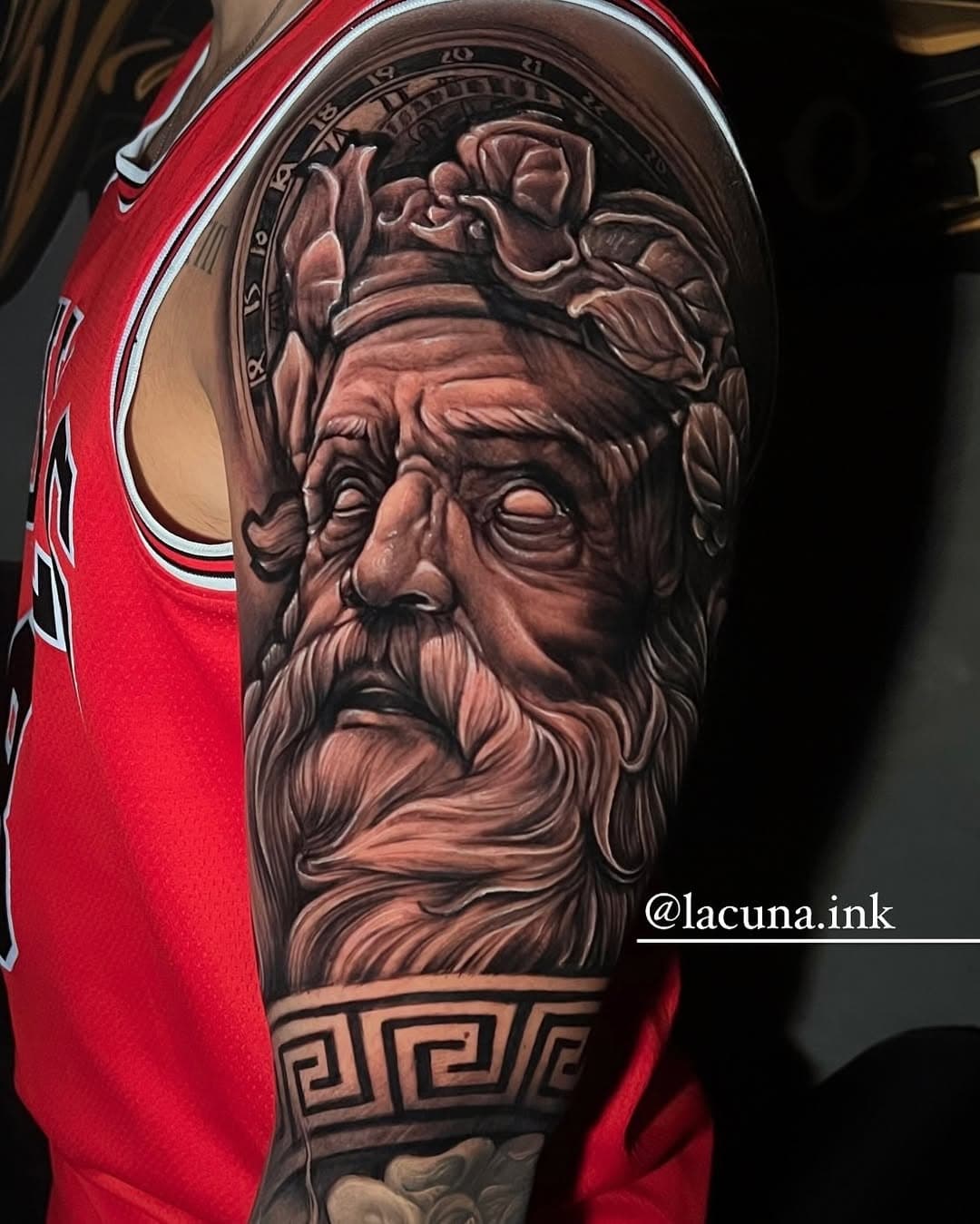 Na mitologia grega, Cronos é o mestre do tempo, um símbolo poderoso da passagem inexorável dos momentos e do ciclo da vida. Representar Cronos em uma tatuagem é carregar consigo a lembrança de que o tempo molda quem somos, nos ensina, e nunca para.

Seja para refletir sobre o passado, viver o presente ou encarar o futuro, uma tatuagem de Cronos une arte e significado em uma representação única e impactante.

Por que não eternizar sua conexão com o tempo em sua pele?

📌 Salve este post para inspiração e marque quem também amaria essa ideia!

O que o tempo significa para você? Conta nos comentários!

#mitologiagrega #deusgrego #cronos #tattoomitologiagrega #realismopretoecinza #tatuagemrealista