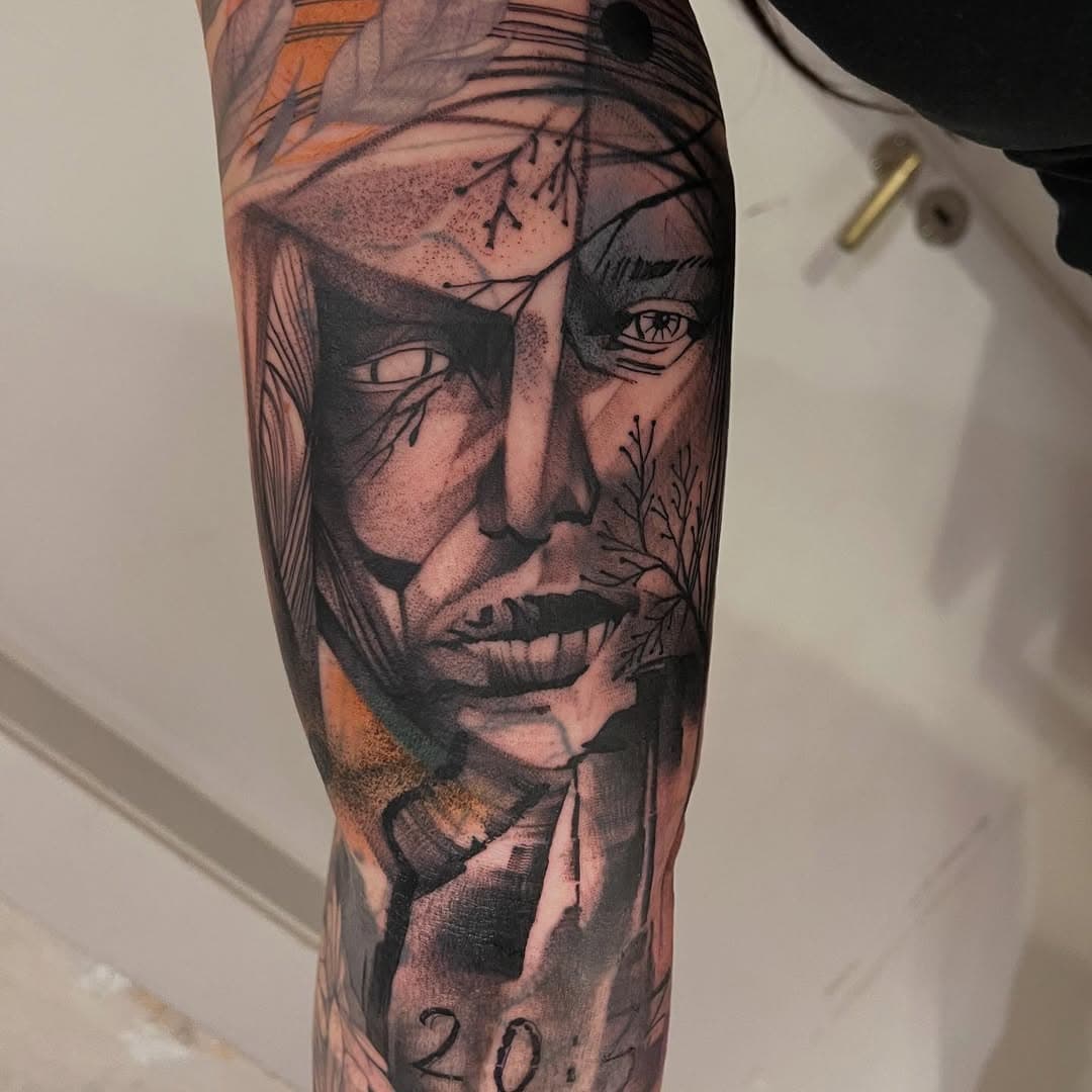 One more session on @sarah.li._ #coverup sleeve. I drew this face years ago, when there were no ipads. :)
_____
#gabriekleisttattoo #ravensburg #tattoo #stoer #stoertattoo #abstracttattoo 
@stoer.tattoo