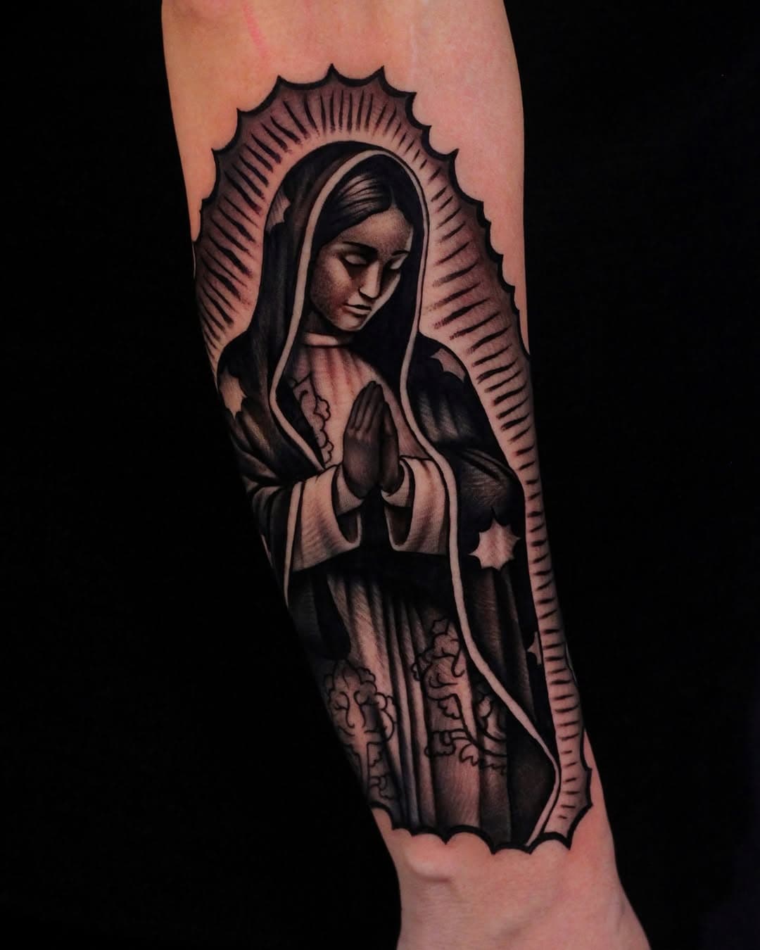 🩸QUELLO CHE TI AFFLIGGE E TI SPAVENTA NON CONTA🩸

#tattoo  #art #realisticink #blackandgreytattoo #tttism #tattoolifestyle #inkmagazine #chicano #chicanotattoo #chicanolifestyle #mexicanstyle #chicanostyle #guadalupe #virgin