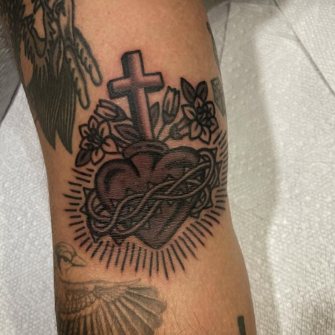 Freehand sacred heart on the ditch for my homie @bustosdetx , super hyped to work more on this sleeve! Done here at @buenasuertetattoollc