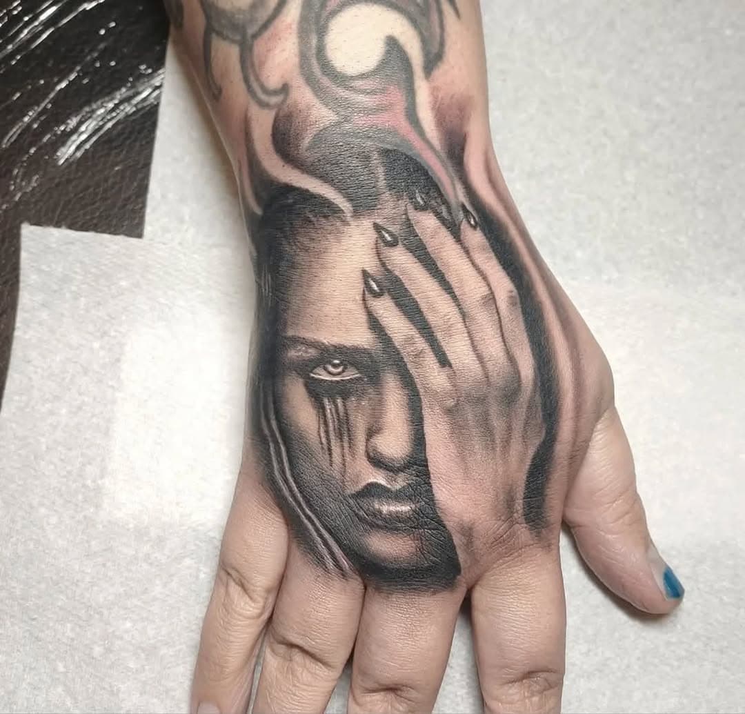 Hand banger from last week

"Hiding her dark side"

Thanks for looking

#handtattoo #femaletattoo #tattoohand #realistictattoo #realismtattoo #darksidetattoo #gothictattoo #handbanger #tattooinguk #tattooistuk #tattooartistuk #birmingham #birminghamuk #westmidlands