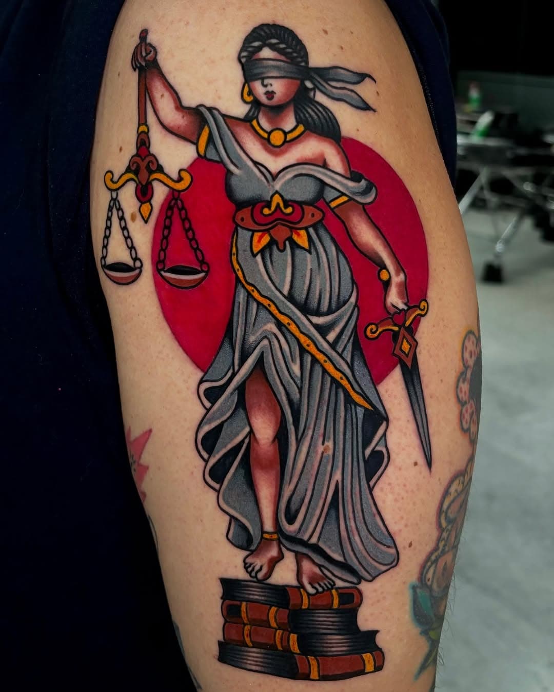 Diosa de la justicia para @sombrerodepajaa Gracias colega por el aguante y la confianza 🤜🏽🤛🏽

⚒️ REALIZADO EN @theclubmalaga ⚒️
.
📍 ALAMEDA DE CAPUCHINOS N* 6 📍
.
.
.
.
 #tattoo #tattoos #tattoocolors #traditionaltattoo #tradtattoo #traditionalbangers #oldschooltattoo #tradworkers #inkedup #picoftheday #bright_and_bold #trading #tattooer #trading #trd_tattoo #oldlines #tattooink #inkmindcrew #classistattoo #neotradsp #traditionaltattooart #traditionaltattoospain #freshlyinkedmagacine #skinart_traditional #tattoo_artwork #malaga #tattoosnob #oldworkers #topclasstraditional #leivatattoo