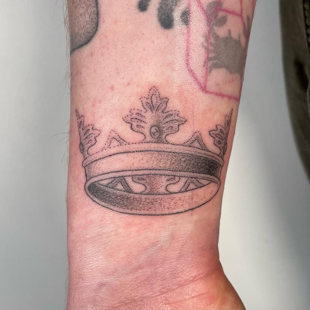 👑 A crown for Edward 👑
Tattooing friends and loved ones is always such a special treat. A big part of what I love about tattooing is getting to help others come into their own self and realize deeply personal transformations. Intimately knowing all of the real ins and outs of that person’s journey, to understand exactly what makes that tattoo special (even if it is a highly impulsive, spur of the moment decision 😂), really makes my job all the more rewarding. Thank you always dear friend!!

🏙️ NYC: I still have time to tattoo on Saturday 12/21 at @estuarytattoo ! DM me if interested or complete the booking form on my 🕸️ site. All spots for Philadelphia have been claimed, thank you!!

#handpokedtattoo #dotworktattoos #blackandgraytattoos #finelinetattoos #QTTR #queertattooartist #NYCtattoo #machinefreetattoo