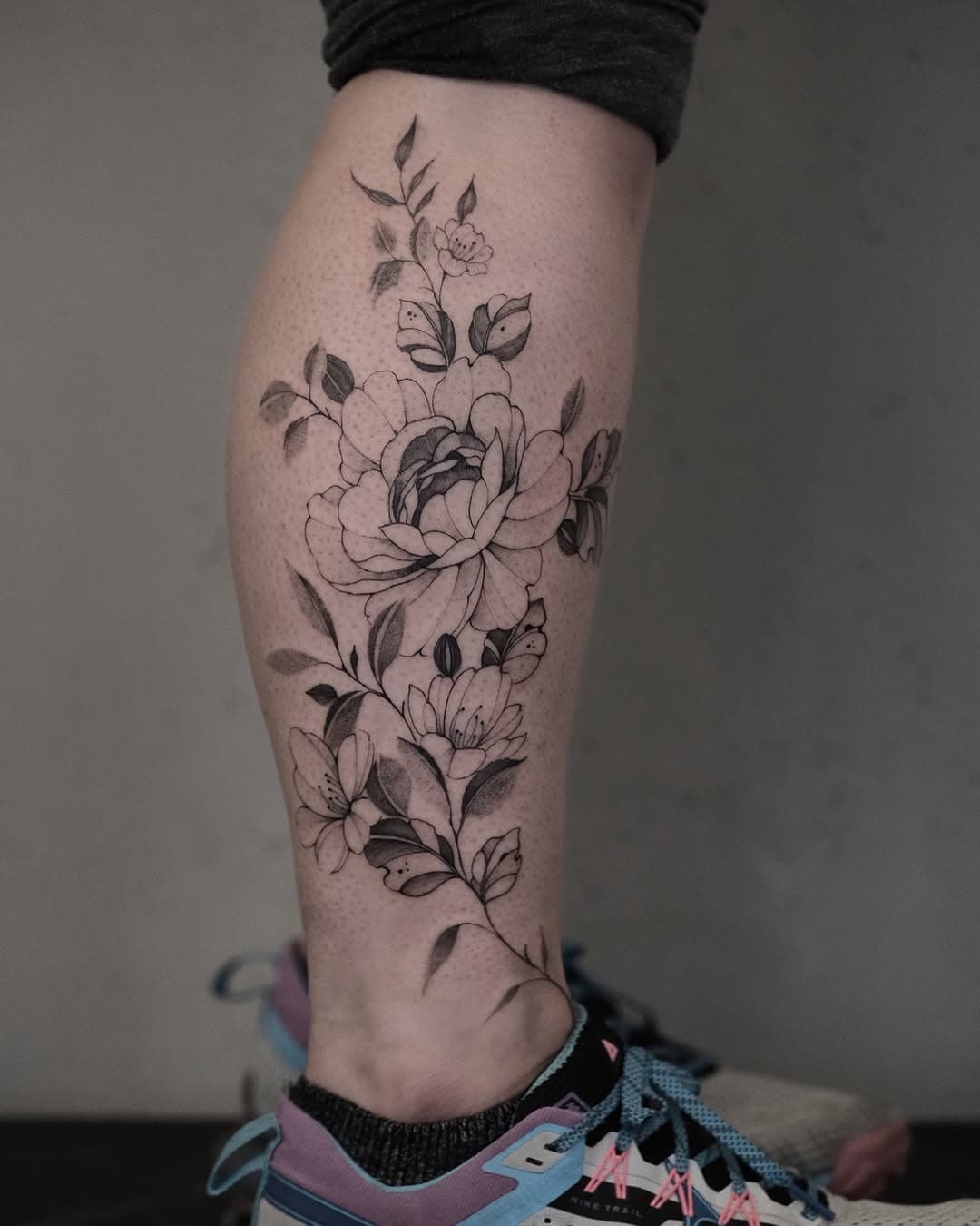 e l e g a n c e 
#floraltattoo  #flowertattoos #tattoogirl #inkedwomen #finelinetattoo #delicateink #tattoofeminina #tattoodelicada #tatuaz #ink #inked #tattoosketch #tattoostyle #tattooinspiration #tattooinstagram #bngtattoos #inkstinct #inkstyle #amazingtattoos #legtatt #legtattoo #tattooartist #tattoodesign #inkart #inkaddict #tattoolove #tattoolife