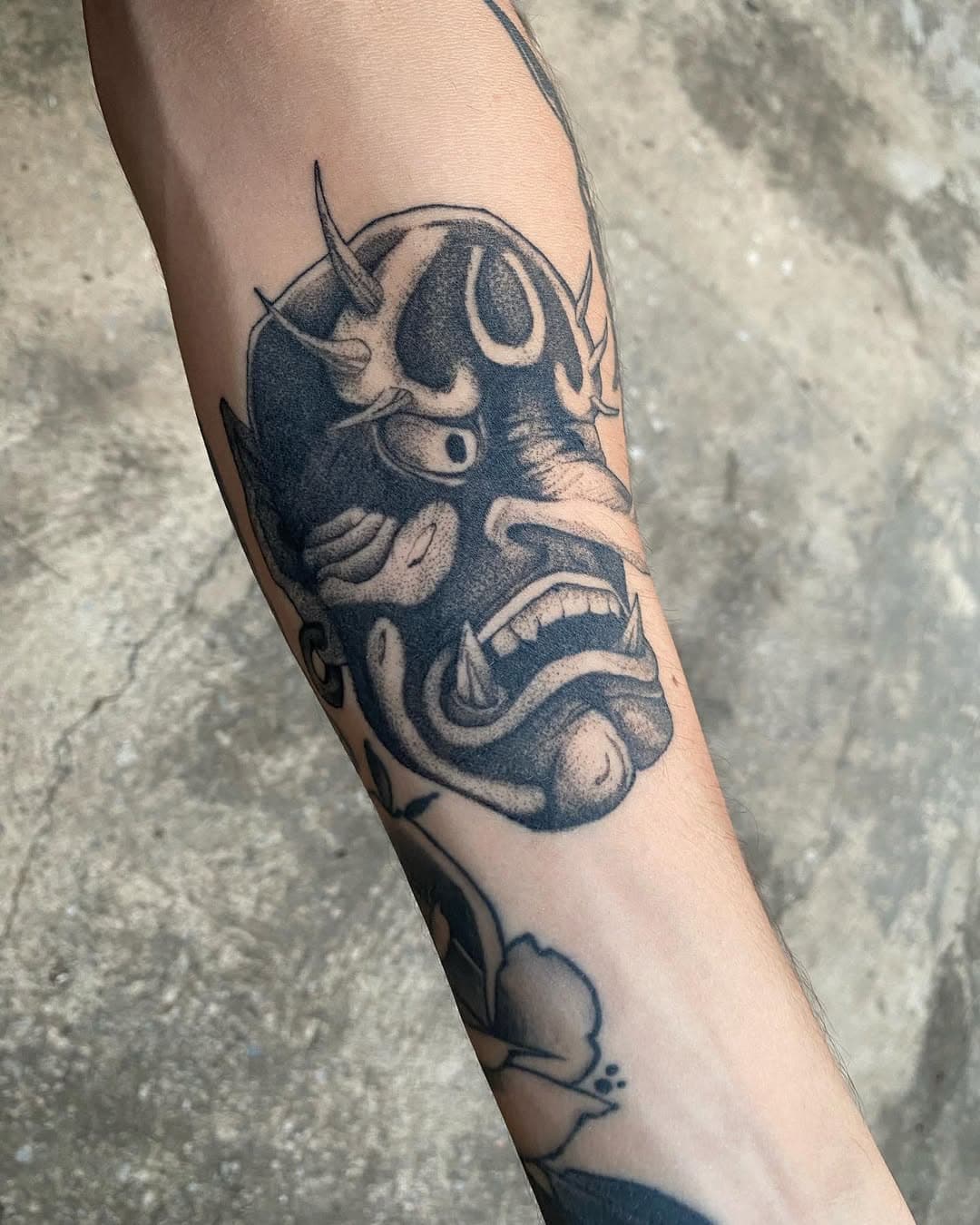 ☠️ MÁSCARA TENGU☠️ 

Flash por nosso artista @markesttt 

Essa tatuagem no estilo blackwork representa a máscara Tengu, símbolo da mitologia japonesa que carrega mistério, proteção e espiritualidade. 

E aí, qual símbolo da cultura japonesa você gostaria de eternizar na pele? 

#TenguTattoo #MitologiaJaponesa #BlackworkTattoo #sorocabatattoo #tattoo #blackwork #tengu