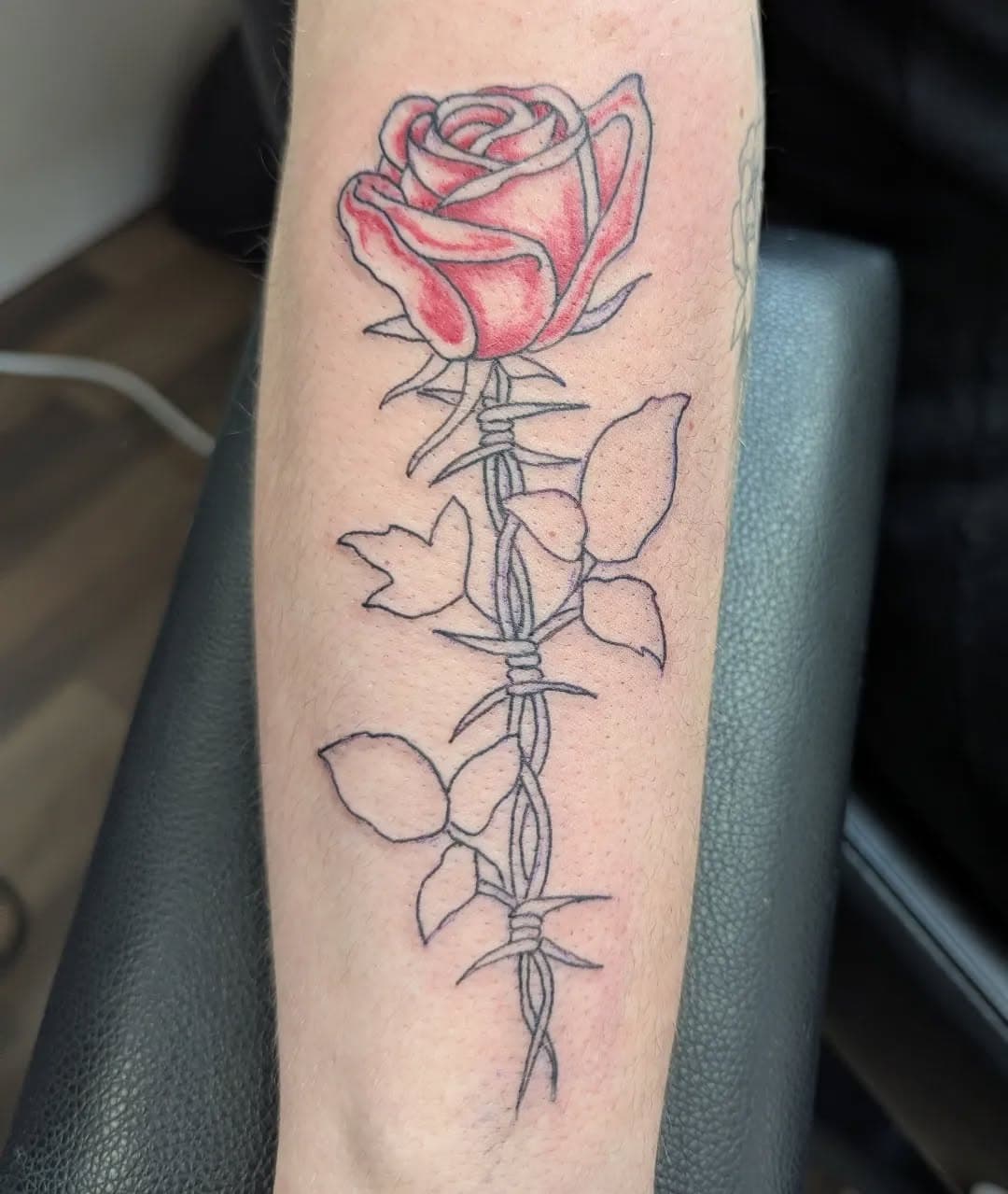 Pretty rose design with a hint of colour.
#tattoo #tattoos #inked #ink #alternative #art #tattooartist #tattooart #tatttoolife #tattooing #tattooist #tattooideas #tattoostyle  #instatattoo #tattoostudio #tattooshop #tripleacetattoostudio #Bedford #bedfordtattooist #tattooinspiration #inkoftheday #armtattoo #rosetattoo #colourtattoo #outlinetattoo #barbedwiretattoo