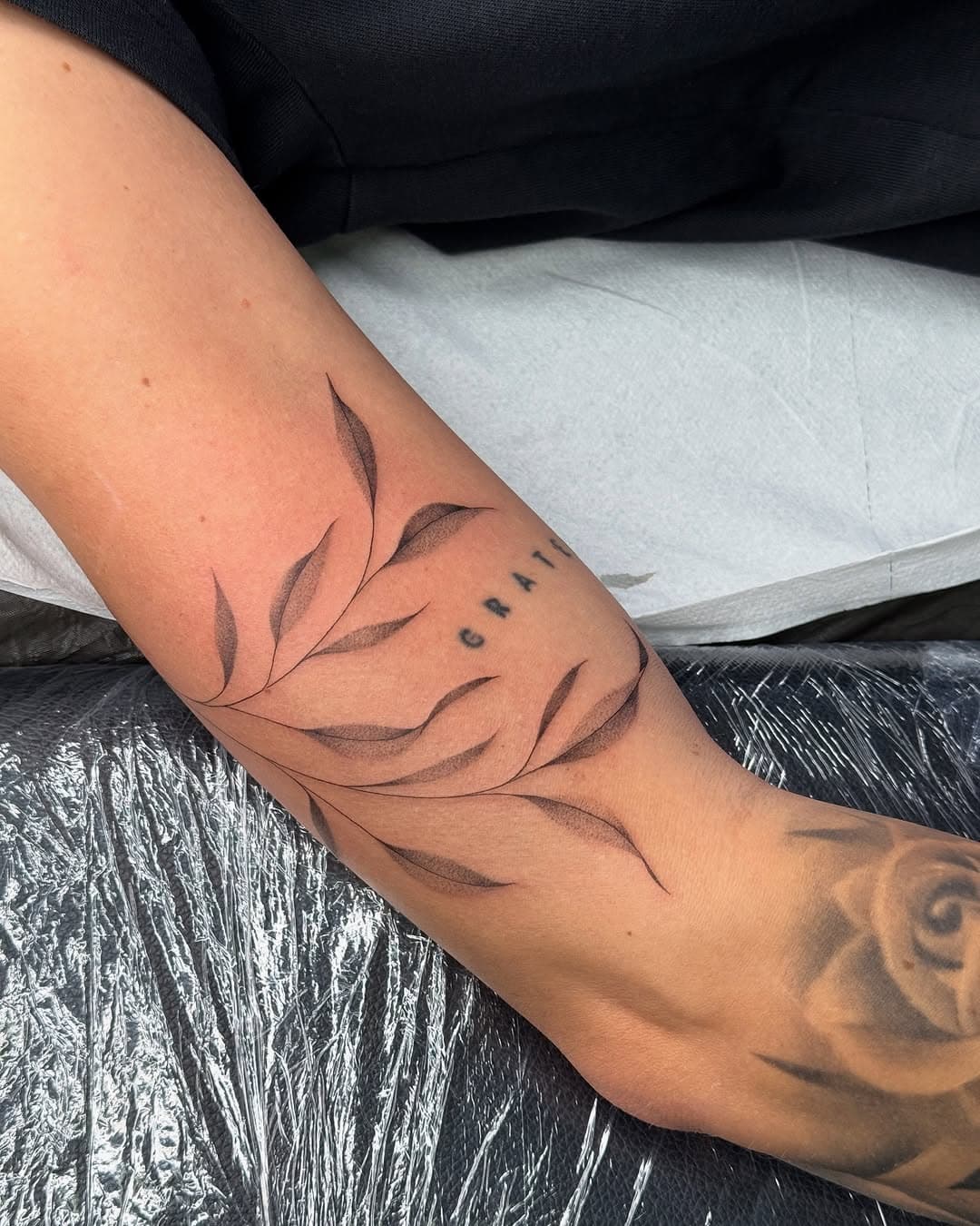 Wunderschönes #freehand Tattoo 🍃 von unserer @lolaawee 
————————————————————————————————
Terminanfragen gerne über Instagram DM oder über WhatsApp unter der 01520-5425564

#tattoo #fineline #ink #inked #inkedgirls #germany #hanau #frankfurt #tattooart #arm