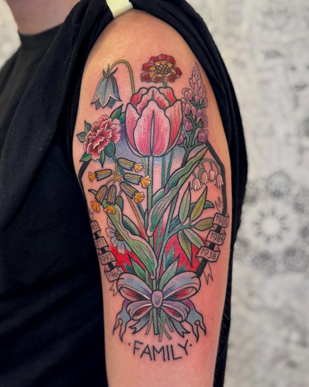 💐 Flowers for Niklas family members 💐 #traditionaltattoo #trad #tatuering #flowers #blommor #traditionelltatuering #foreverlost