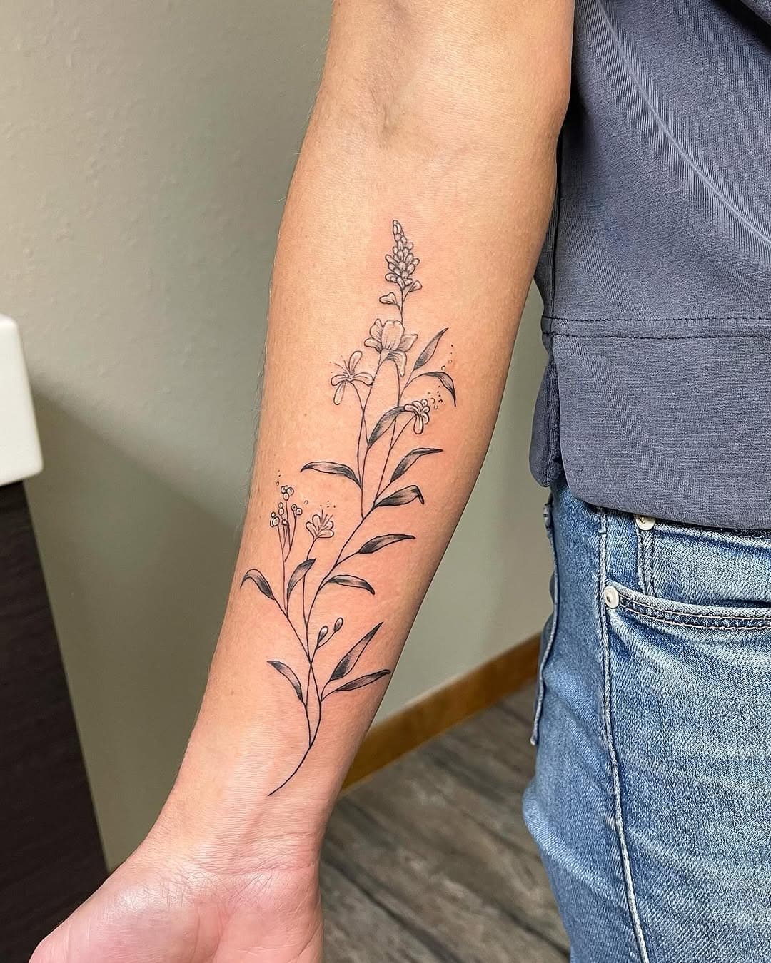 Never tire of doing these delicate floral pieces. It’s become one of my favorite styles, and alway in high demand. 
#finelinetattooartist#finelinefloral#delicatefloraltattoo#tattoogunnisonco#tattoocrestedbutte#coloradofinelinetattoo#westernslopetattoo#badgertattoo#badgertattoo.com#galelevinstattoos#legacytightliners