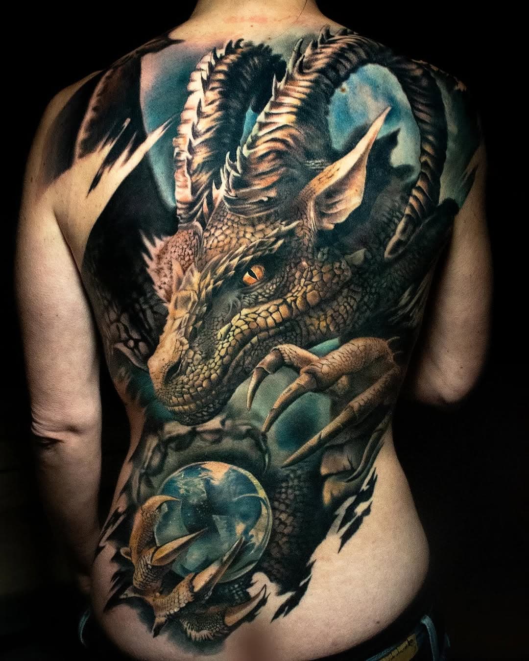 Le plus gros projet de l’année et cela correspond à un double cover ! Il y a deux anciens tatouages qui ont été recouvert avec ce dragon.
A votre avis, combien de séances ont été nécessaire ?
Ce fut un réel plaisir de réaliser cette pièce.
Merci à ma cliente pour sa confiance 🙏
____________
Artist @jeremybertintattoo 
Member of @timelessartcrew 
Sponsor @probodysupply 
____________
#tattoo #dragon #realism #dragontattoo #realistictattoo