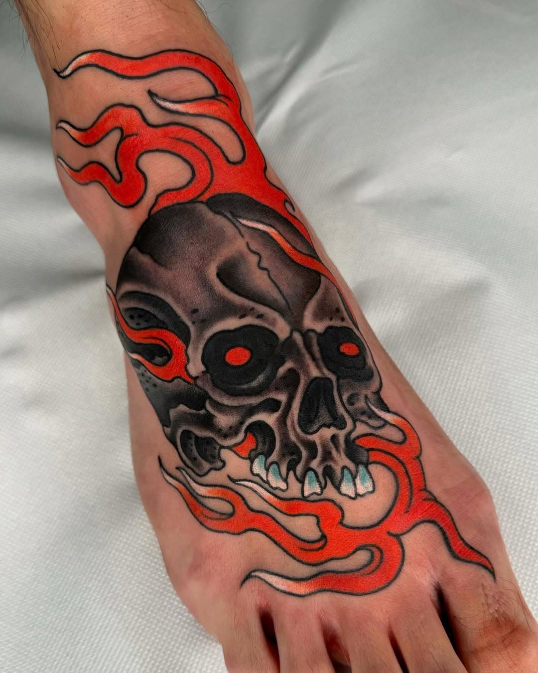 Skull on fire done at @cm.inktattoostudio 
#tattoo #tattoos #tattooideas #traditionaltattoo #oldschooltattoo #oldlines #oldworkers #bright_and_bold #classictattoo #americantattoos #boldwillhold  #tattooartist #tttism #tattooitalia #italy