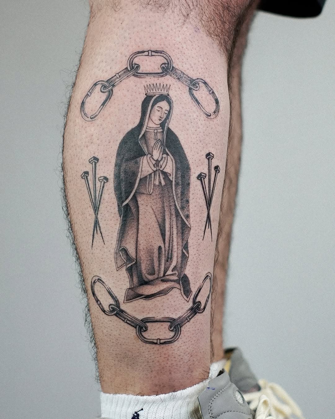 Eres fe, esperanza y protección de millones.
Unes culturas y brindas fortaleza en tiempos difíciles. Eres el amor maternal que acompaña y guía a tu pueblo. 🙏🏼🤍
•
Cartuchos @ikal.ttt 
🇺🇸 NYC - DEC 17-18 @fleurnoiretattoo 
🇲🇽 CDMX - AGENDANDO ENERO @espinademiel 
🇺🇸 CHICAGO - APRIL @ashandivorytattoo 
🇺🇸 NEXT STOPS:
SAN DIEGO
LOS ANGELES
DENVER
•
•
•
•
•
•
#nyctattoo #nycvirginmary #finelinetattoo #finelinetraditional #cdmtattoo #cdmxblackandgray #cdmxtraditional #chicagofineline #chicagotattoo #losangelestattoo #losangelesvirginmary #stipplingtattoo #denvertattoo #coloradotattoo #denverfineline #virgendeguadalupe #virginmary #basilicadeguadalupe