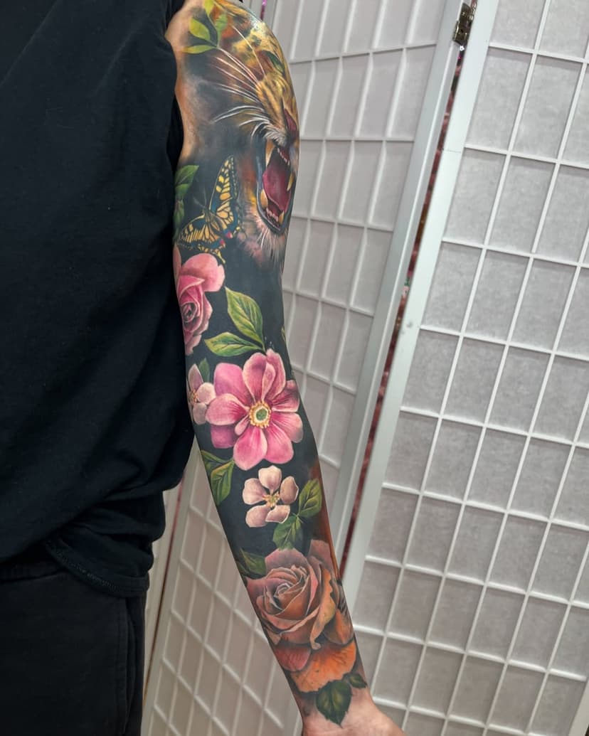 Reworked, recoloured and completed this sleeve for the gorge @victoria.hazeyjane_28 swipe for the before! ✨💅
@magnumtattoosupplies 
@butterluxe_uk 
@jadedfoxcollective 
#sleevetattoo #reworktattoo #tigertattoo #floraltattoo #shrewsburytattoo #wrexhamtattoo #oswestrytattoo