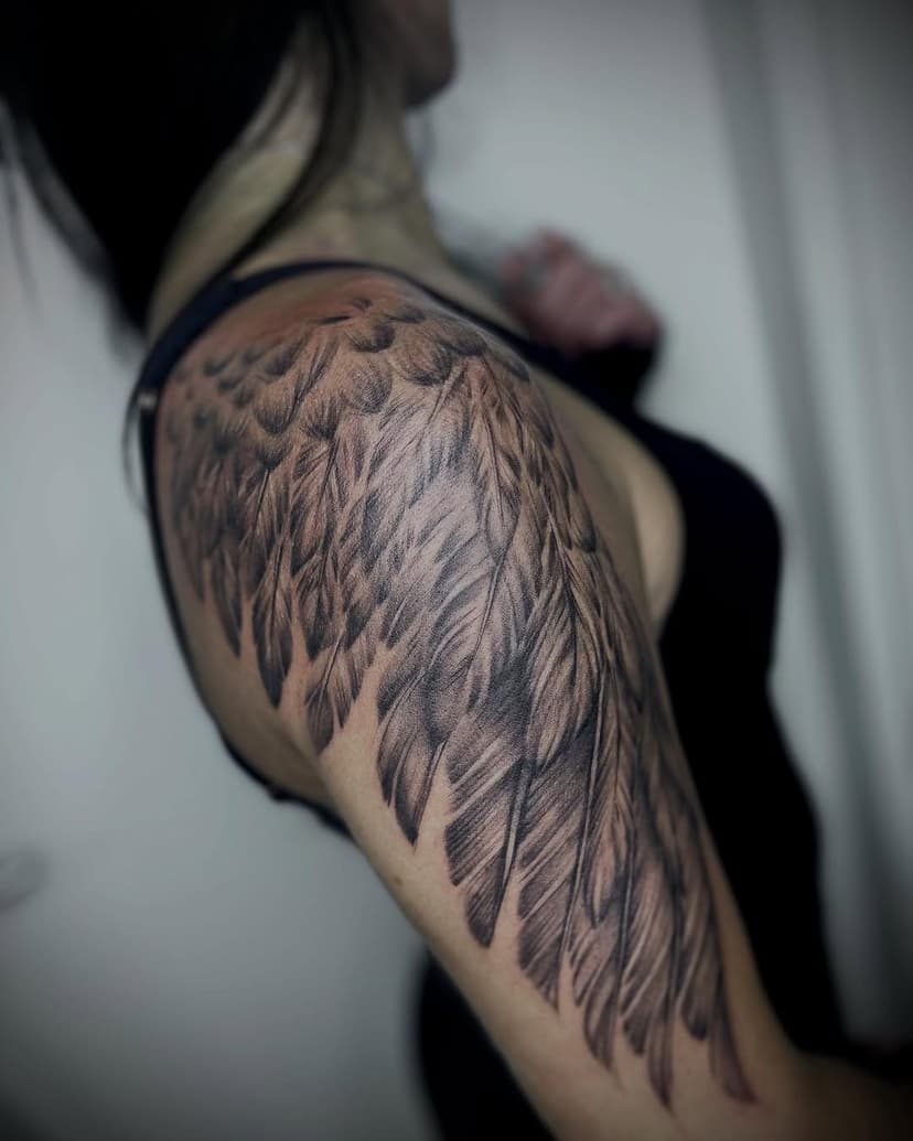 Puoi volare adesso😂#ala#tattoo#tattooist#tattooart#art#artist#artistsoninstagratattooita#instatattoo#italiantattoo#fly#wing#wingtattoo#blackandwhitetattoo#blackandwhite#rivadelgarda#gardalake#tretno#labusa#bronxtattoo