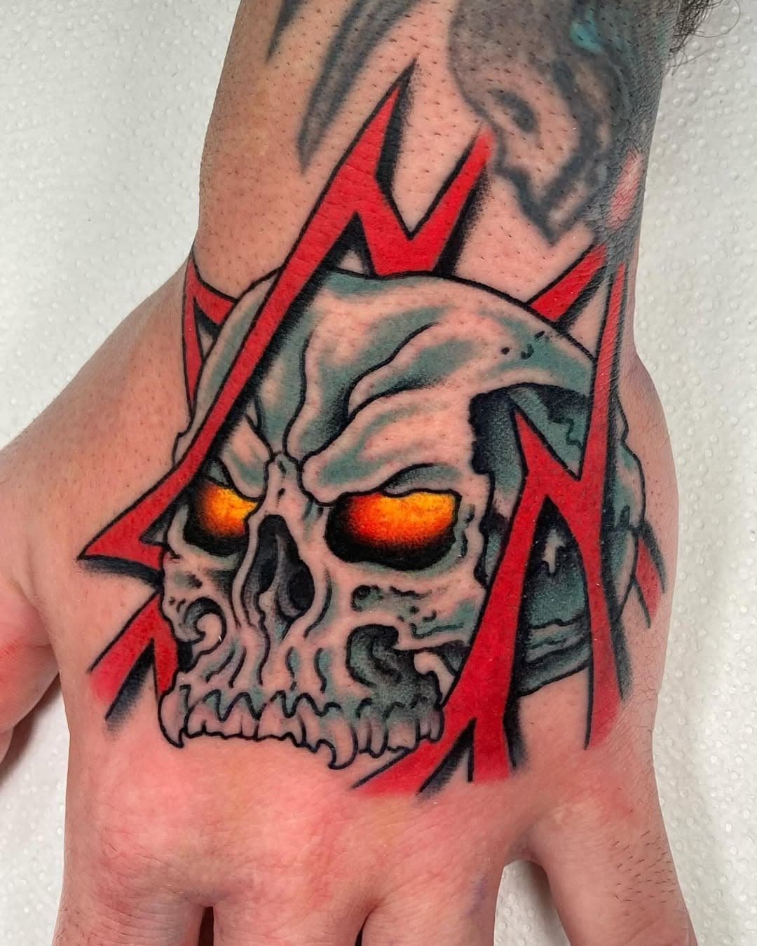 Manita que hice hace un mesecillo en @cobratattoo_madrid #tattoo #traditionaltattoo #skulltattoo #handtattoo #bright_and_bold #radtrad # jobstopper #tattooflash