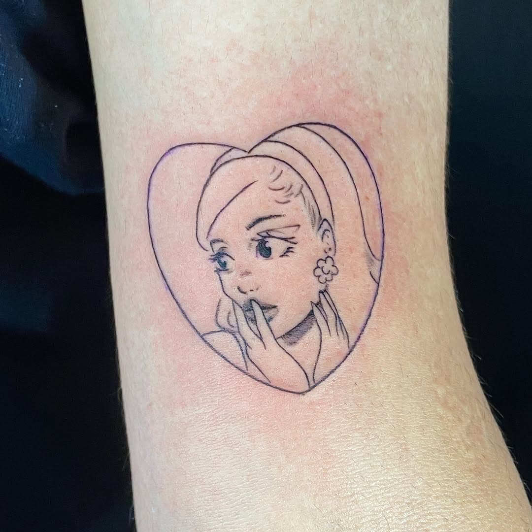 Primeira tattoo da @louiseinrio que tive o prazer de fazer! Arte trazida pela própria cliente e levemente adaptada para a tattoo! Muito obrigado!
#tattoo #tattooart #tattoodesign #arianagrande #positions