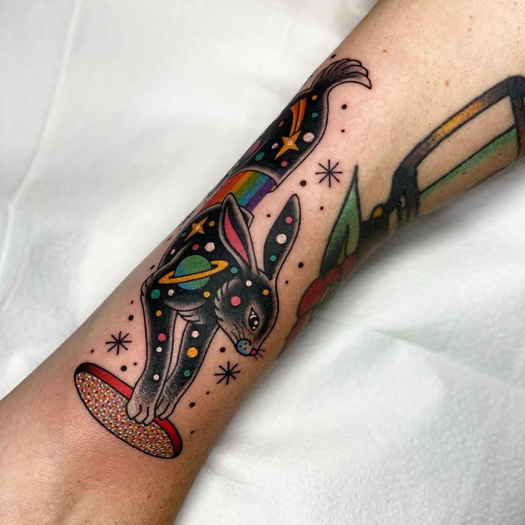 Cosmic bunny made for Colin! 🌈🌈
Thank you again for making some time during your travels to get tattooed by me 🫶
This one wraps quite a bit so make sure you swipe to see the whole piece!