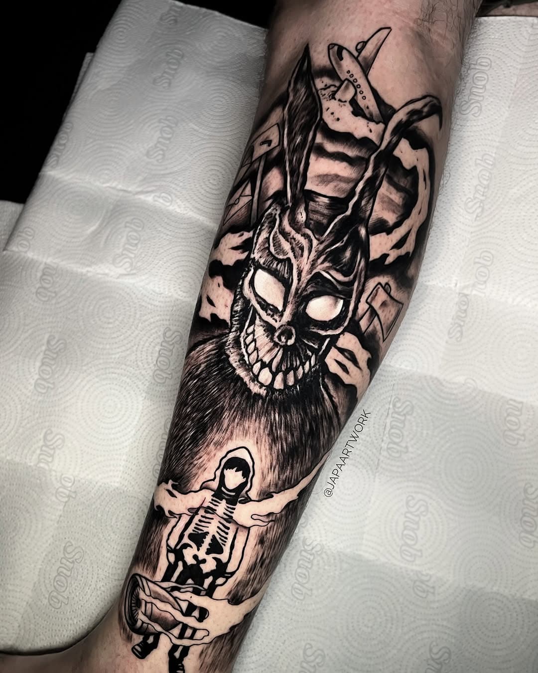 • DONNIE DARKO • 🐇

.

——————@JAPAARTWORK———————
⠀⠀⠀⠀⠀
• SPONSOR @jconly_official | @inkdrawstencils | PRO TEAM 🏆
⠀⠀⠀⠀⠀
📍Endereço: Quadra 3, SIG, 68 - 1º Andar, Brasília - DF,
⠀⠀⠀⠀⠀
📲 Para orçamento, informações e agendamento: (061) 98444-4292 - link do WhatsApp na bio 
⠀⠀⠀⠀⠀
⠀⠀⠀⠀⠀
⠀⠀⠀⠀⠀
⠀⠀⠀⠀⠀
⠀⠀⠀⠀⠀
⠀⠀⠀⠀⠀
⠀⠀⠀⠀⠀
⠀⠀⠀⠀⠀
⠀🏷️ #tattoo #tattoos #tattooed #tattooartist #tattooart #anime #jconly #jconlycartridges #jconlyvetar #vetarcartridges #donniedarko #donniedarkotattoo #blackwork