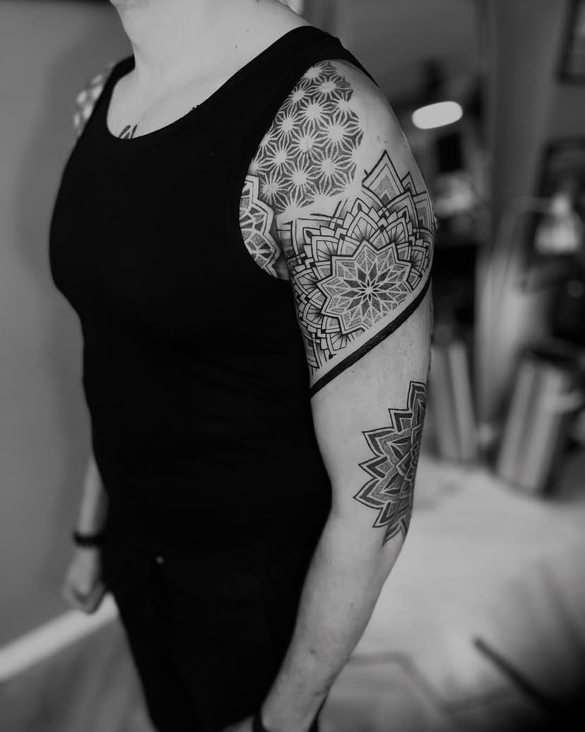 Yesterday’s set up for a half sleeve.. thanks Wesley, always a fun day hanging around avec toi 🥳🤘

#geometrictattoos #amsterdamtattoo #mandalatattoos #blackworktattooing