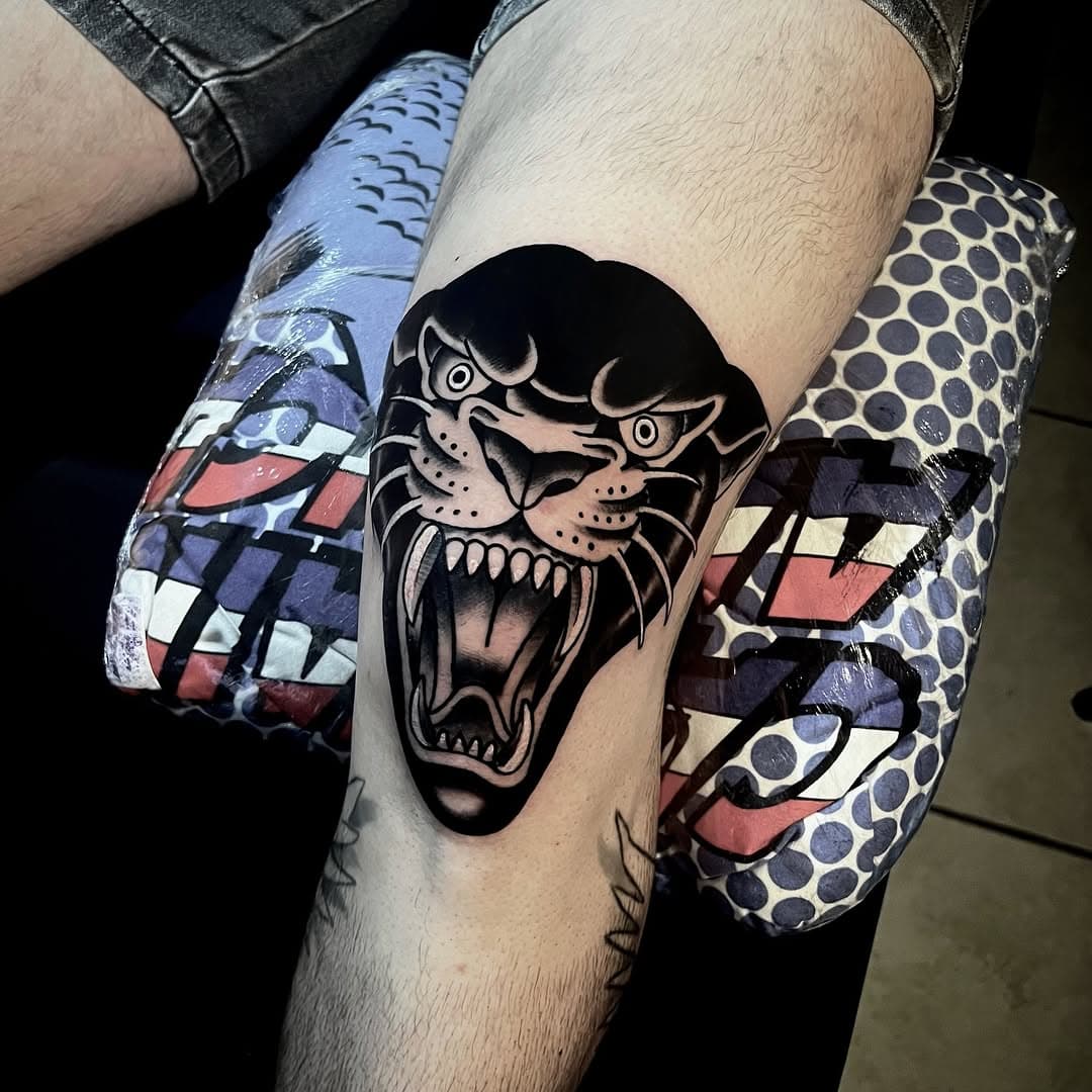 Pantera no joelho!
O desafio aqui foi encaixar o desenho no formato arredondado do joelho sem perder a agressividade e simetria. Resultado? Um clássico do estilo tradicional, vibrante e bem posicionado. Tatuagem que honra a arte e o cliente!

#tattootradicional #tattoopanther #joelhotattoo #tattoobrasil #blacktattoo #tattooart #traditionaltattoo #tattooink #tattooed #tatuagempreta #tattoosp #tattoolife #panteratattoo