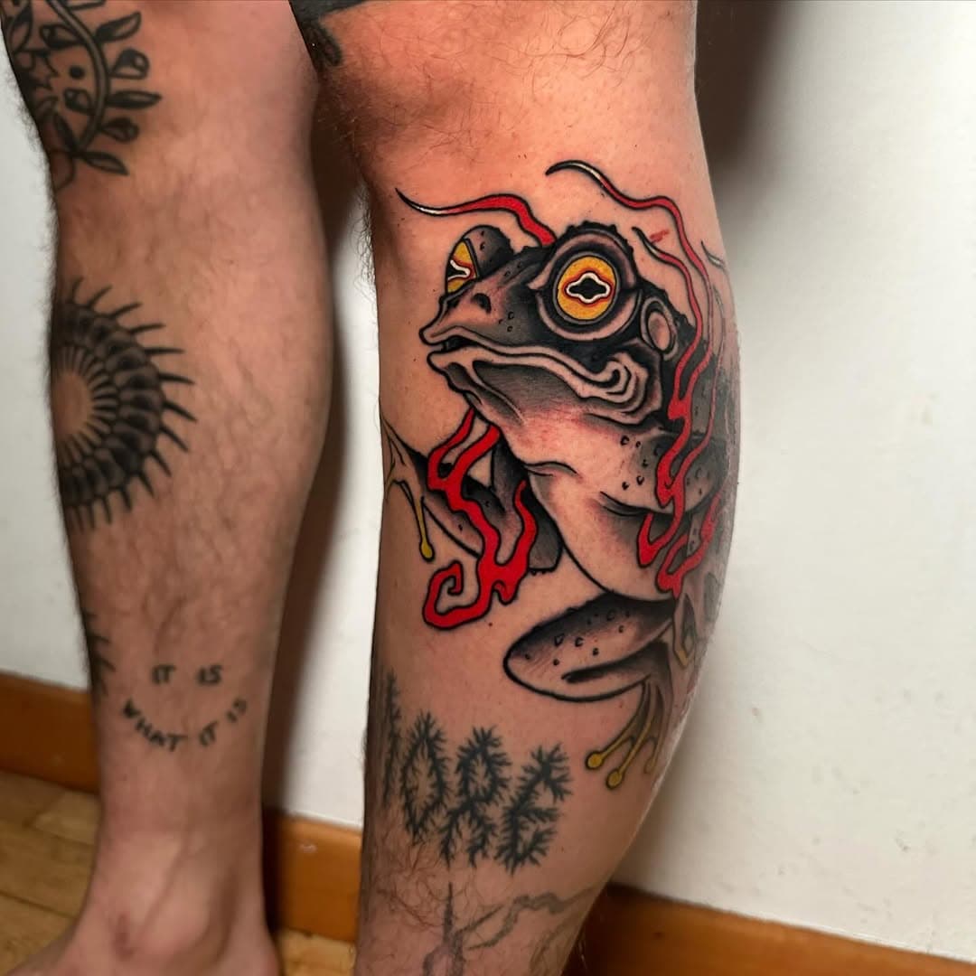 SAPO / TOAD I made few days ago in Bologna on this good guy @marcomaldarella , thanks Marco for trust and the choice too! 
#sapo #sapotattoo #toad #toadtattoo #japanesetoad #japanesetoadtattoo #freehandtattoo #freehandtattoos #freehand #freehanddrawing #frog #japanesefrog #japanesefrogtattoo #frogtattoo #mindless #art #neojapanesetattoo #neojapanesecollective #japanesetattoo