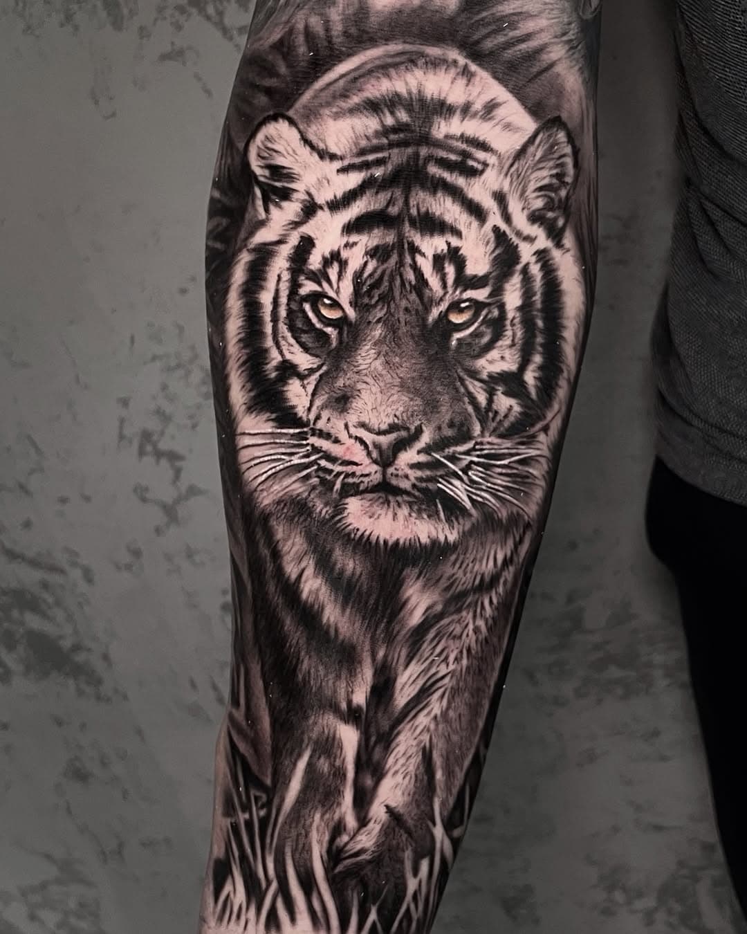 Tigre para Dani. Me flipa tatuar animales.
—
@fkirons @vicecolors_official @tattooproton @versuscartridge
—
#thebestspaintattooartists #blackandwhitetattoo #portraittattoo #realistictattoo #tattooed #tattoo2me #realismotattoo #tattoolife #instagram #tattoo #bodyart #tattooart #viralpost #viralinstagram #viralvideos #viral