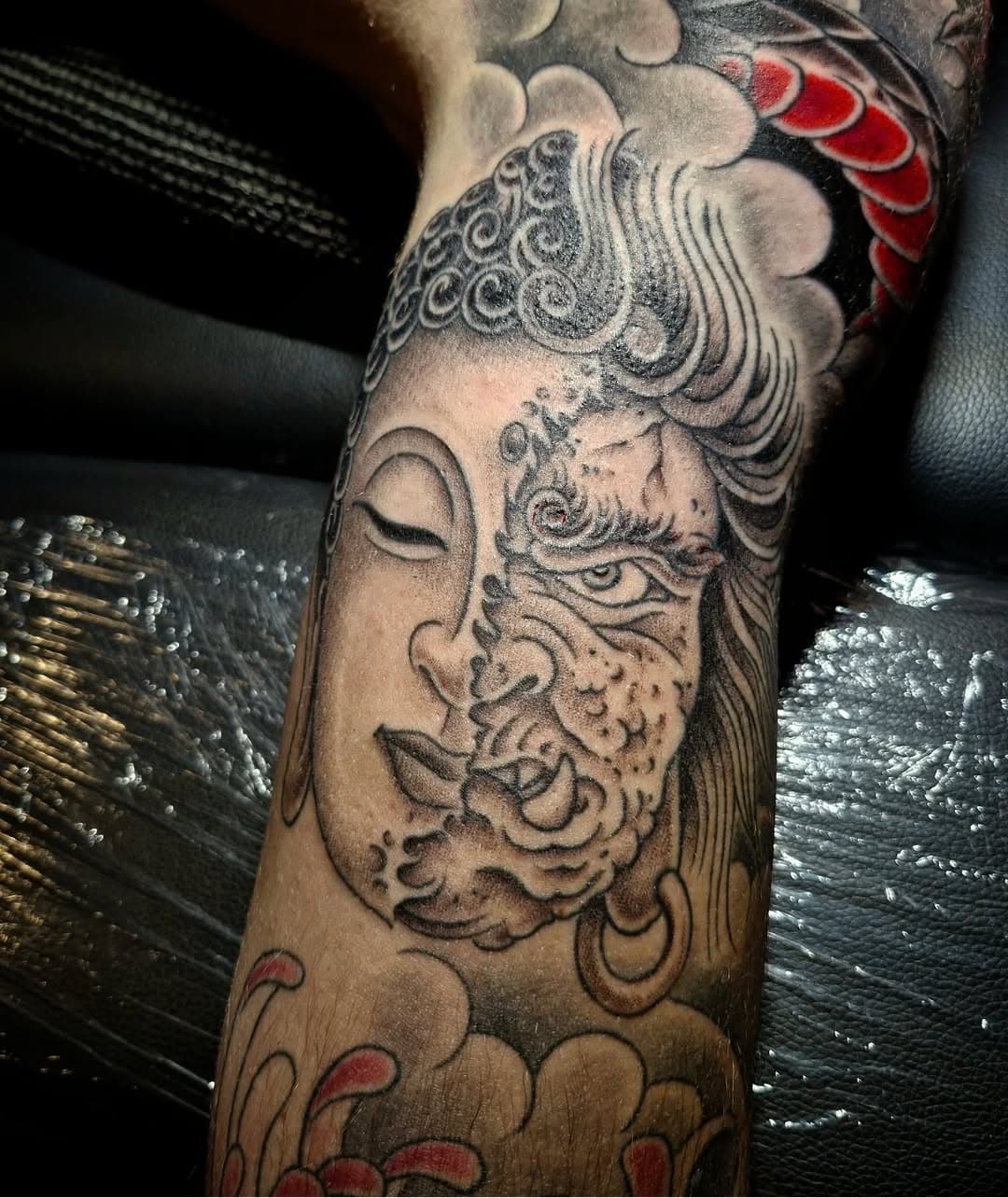 ☯️ detail of sleeve in progress on Dave, thanks!

.

..

.

#tattoo #tattoos #blackworktattoo #blackandgraytattoo #blackandgreytattoo #japanesetattoo #tattoosleeve #buddhatattoo #yingyangtattoo #royboytattoo
#haarlem ##haarlemtattoo #holland #Nederland #netherlands #instagood #instagram