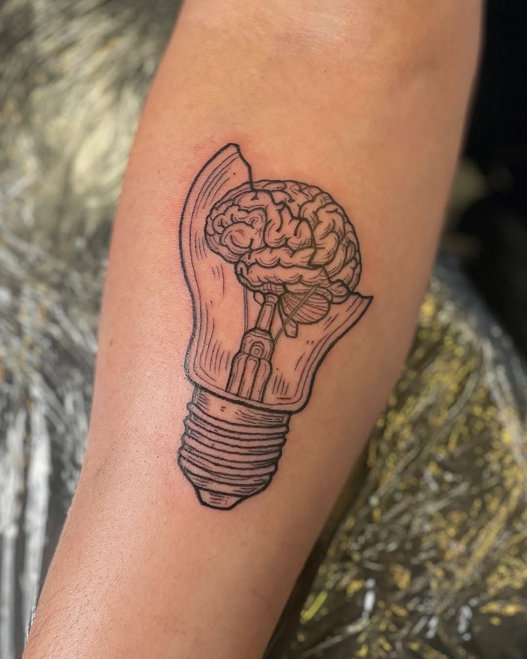 Got to do this lightbulb tattoo a bit ago 💡🧠
It’s going to be a part of a sleeve that I’m super excited to do!! Stay tuned ✨
Thanks Doug for your trust 🙏🏽