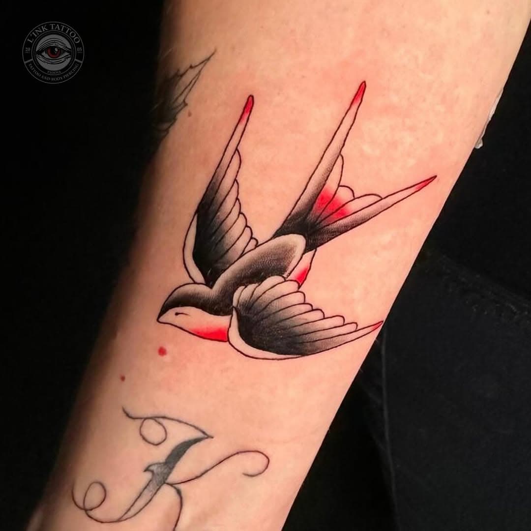 swallow tattoo, old school style by @_kevvotattoo_ 
•
•
•
•
•
•
•
•
•
#swallows #swallow #swallowtattoo #rondine #rondini #golondrinas #oldschooltattoo #oldschool