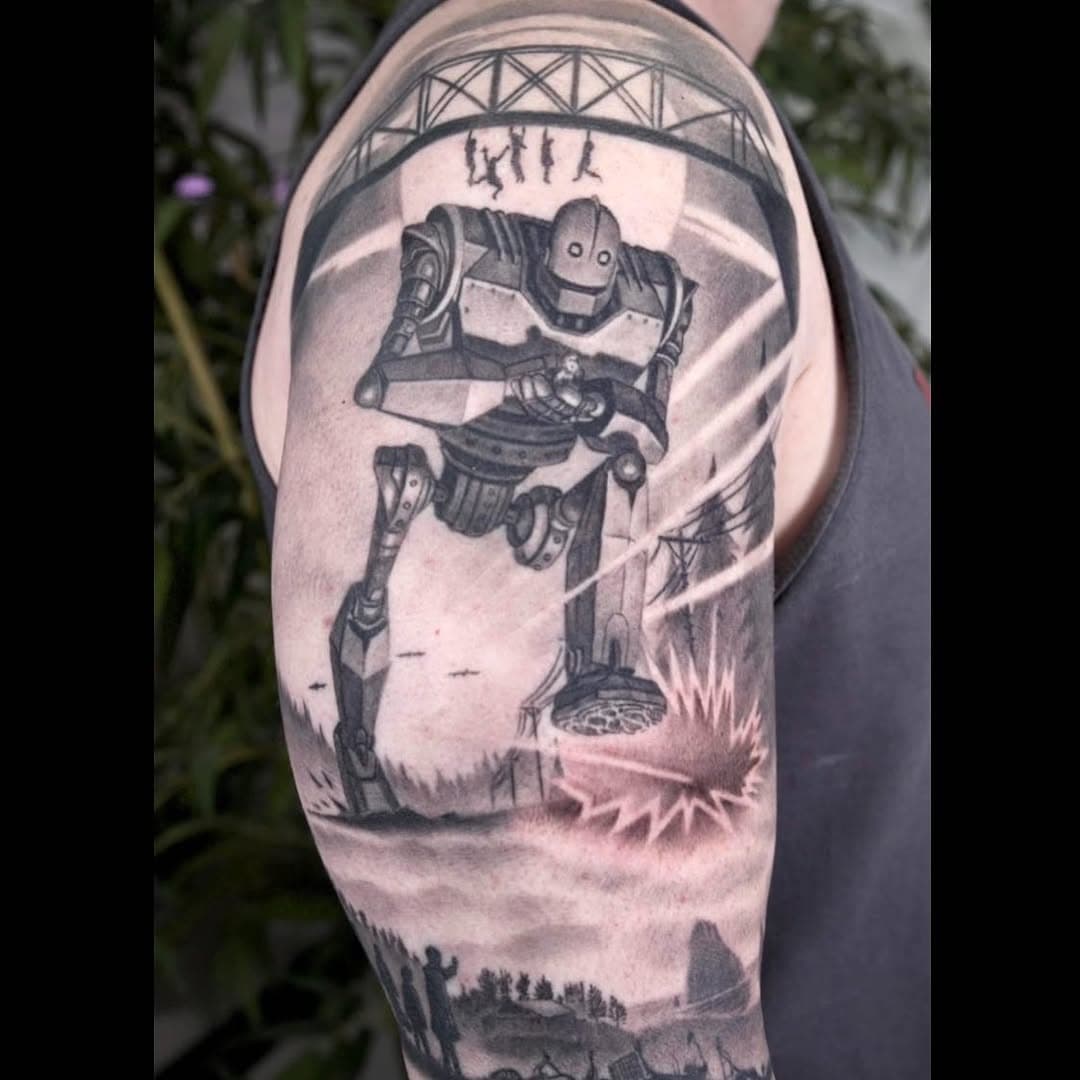 Roque Mendez @myidiothearttattoos absolutely killed this tattoo!! 
The Iron Giant is one of many of our favorite childhood movies. 
•
•
•
#irongiant #irongianttattoo #childhoodmovies #childhoodmemories #dallastattooartist #dfwtattoos #dfwtattooartist #blackandgreytattoo #iconictattoo #cleantattoos #tattooideas #dallastx #dfw #golddusttattoos