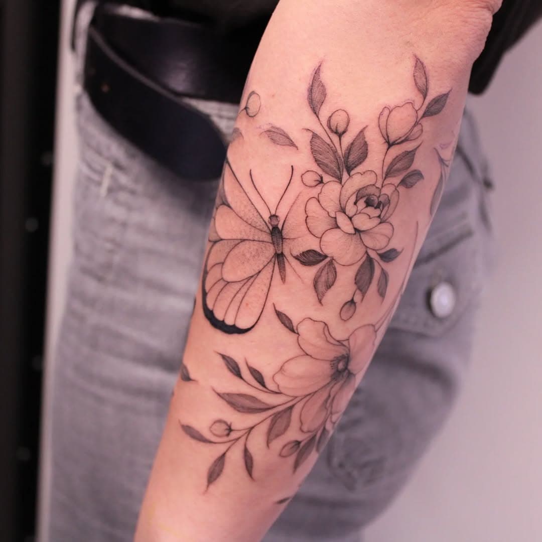 Composition florale et papillons 🦋 
✉️patricetattoo@outlook.fr 

#tattoo #tattoos #ink #inked #flowertattoos #flowertattooart #floral #floraldesign #floraltattoo #flowertattoodesign #butterfly #butterflies🦋 #papillon #tatouagepapillon #essonne #essonnetattoo #delicatetattoo