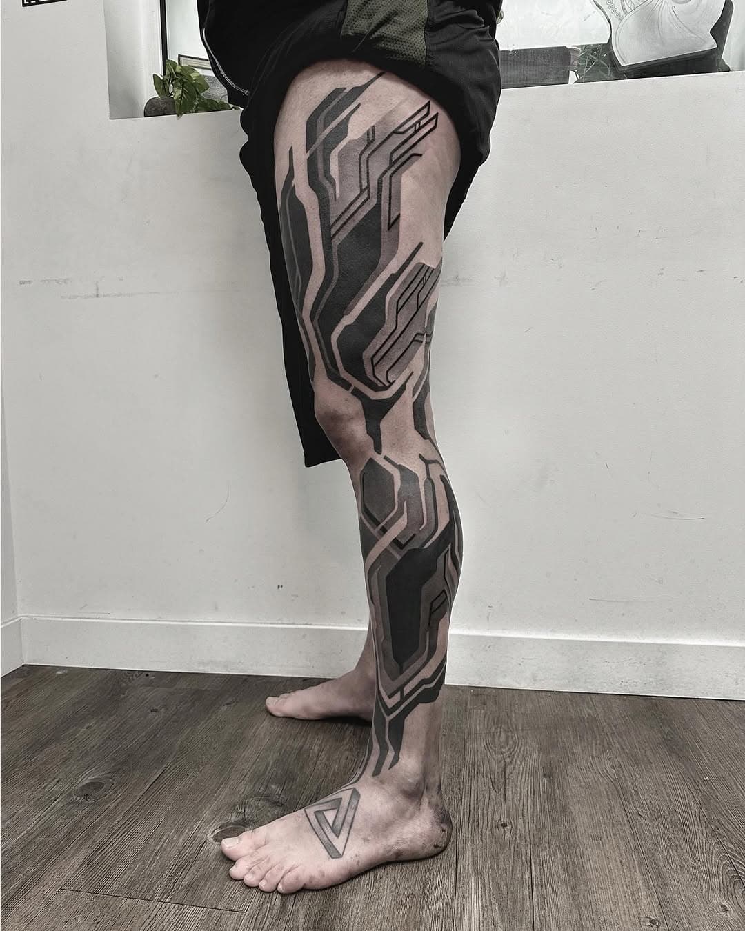 Done with @yann_dnl @bouzilledeluxe , @sunsettattootoulouse 
#blackworkers #cybertattoo #thecodexlab #blackwork #codexmoitoutladedans #blackonblack #whiteonblack #fullbody #bodusuit #legtattoo