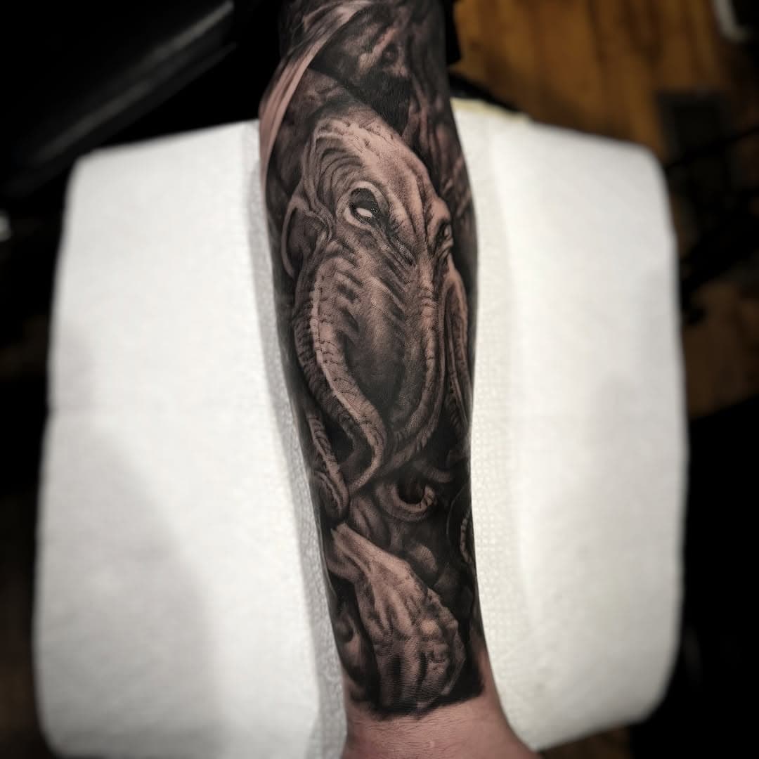 Killer Cthulhu for a dear homie!  Get tattooed!! #blackandgreytattoo #cthulhu#cthulhutattoo#eldenring#gamertattoo#darkart#hplovecraft #horror#horrorart#horrortattoo#scifiart#fantasyart @darkspaceartcollective