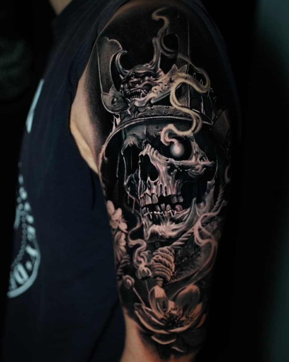 ¡Echa un vistazo a esta obra maestra en realismo! Teniendo en cuenta cada detalle…¿os gusta?

@cartielneedles y @hustlebutterdeluxe

#TatuajeBlancoYNegro #TatuajeRealista #ArteEnLaPiel #DiseñoPersonalizado #LargoTattoo #TatuajesMadrid #ArteEnTinta #TatuajeDeBrazo