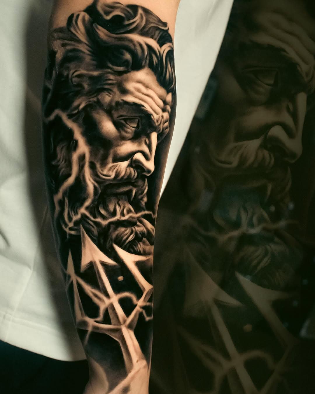 Un projet cool en greywash ! 😇🙏🙏🙏
_____________
Artist @jeremybertintattoo 
Member of @timelessartcrew 
Sponsor @probodysupply 
_____________
#tatouagerealiste  #realistic #poseidon #poseidontattoo #greywash #blackwork