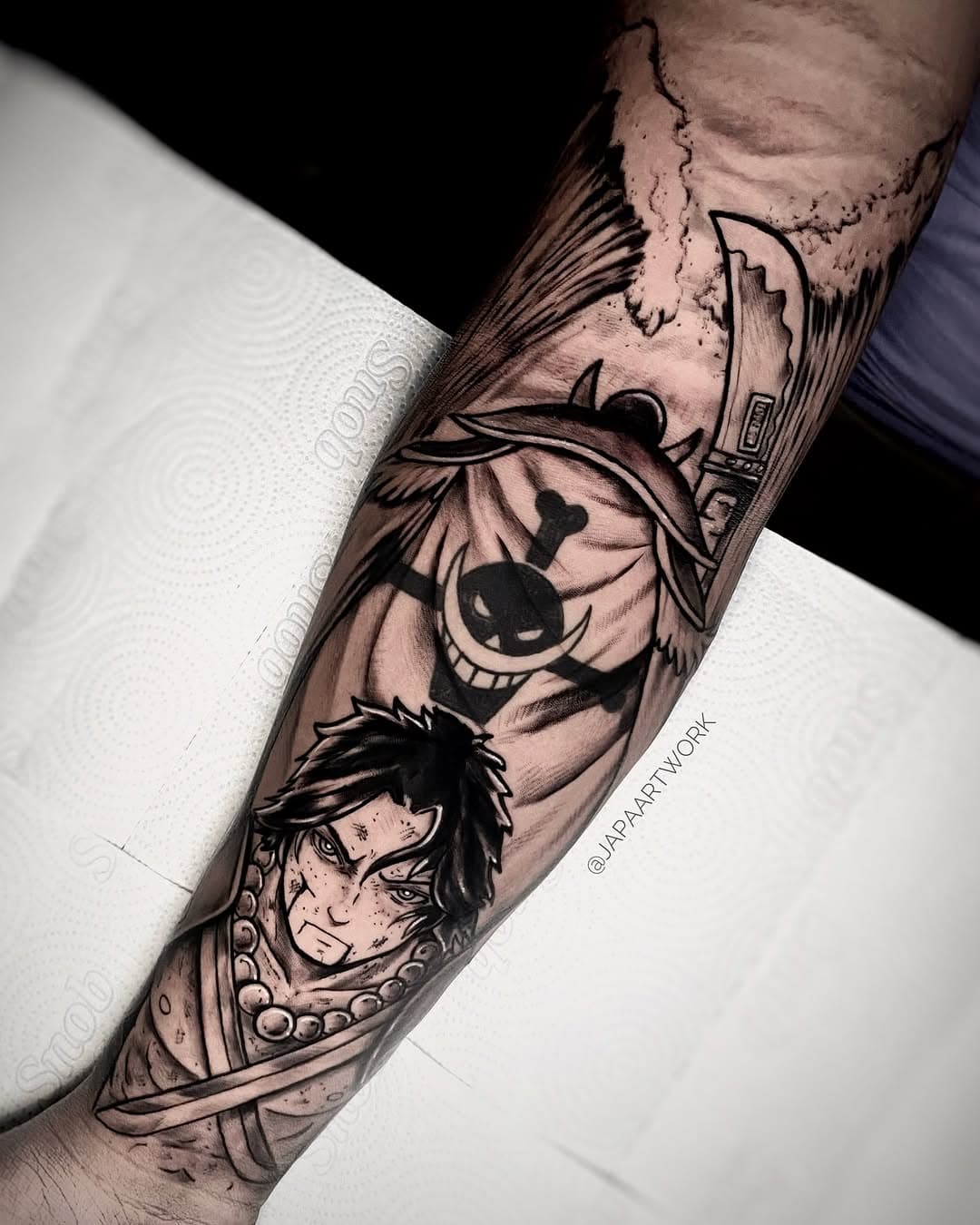 ㅤㅤACE | BARBA BRANCA - ONE PIECE 🏴‍☠️⠀⠀⠀⠀⠀⠀⠀⠀
⠀⠀⠀⠀⠀⠀⠀⠀
——————@JAPAARTWORK———————
⠀⠀⠀⠀⠀
• SPONSOR @jconly_official | @inkdrawstencils | PRO TEAM 🏆
⠀⠀⠀⠀⠀
📍Endereço: Quadra 3, SIG, 68 - 1º Andar, Brasília - DF,
⠀⠀⠀⠀⠀
📲 Para orçamento, informações e agendamento: (061) 98444-4292 - link do WhatsApp na bio 
⠀⠀⠀⠀⠀
⠀⠀⠀⠀⠀
⠀⠀⠀⠀⠀
⠀⠀⠀⠀⠀
⠀⠀⠀⠀⠀
⠀⠀⠀⠀⠀
⠀⠀⠀⠀⠀
⠀⠀⠀⠀⠀
⠀🏷️ #tattoo #tattoos #tattooed #tattooartist #tattooart #anime #jconly #jconlycartridges #jconlyvetar #vetarcartridges #onepiece #onepiecetattoo #ace #acetattoo #barbabranca #onepieceedit #luffy