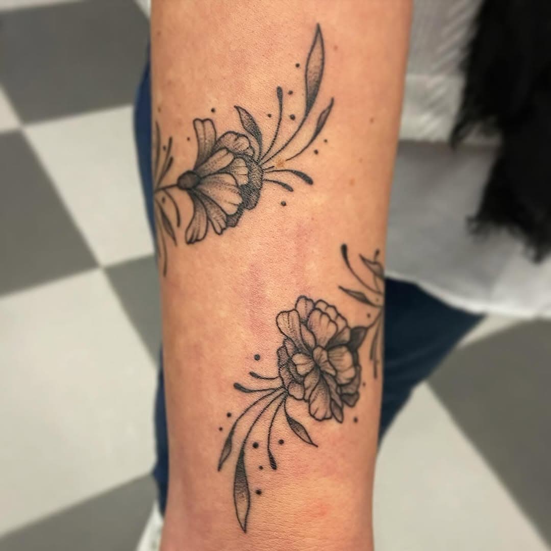 Bracelet et petit chat 🧡
•
•
#tattoo #flower #flowertattoo #cat #cattattoo #bracelet #bracelettattoo #frenchtattoo #tattooart #tattooing #whipshading #minimalisttattoo #french #france #hautsdefrance #inkstorymoreuil #salixbabylonicatattoo