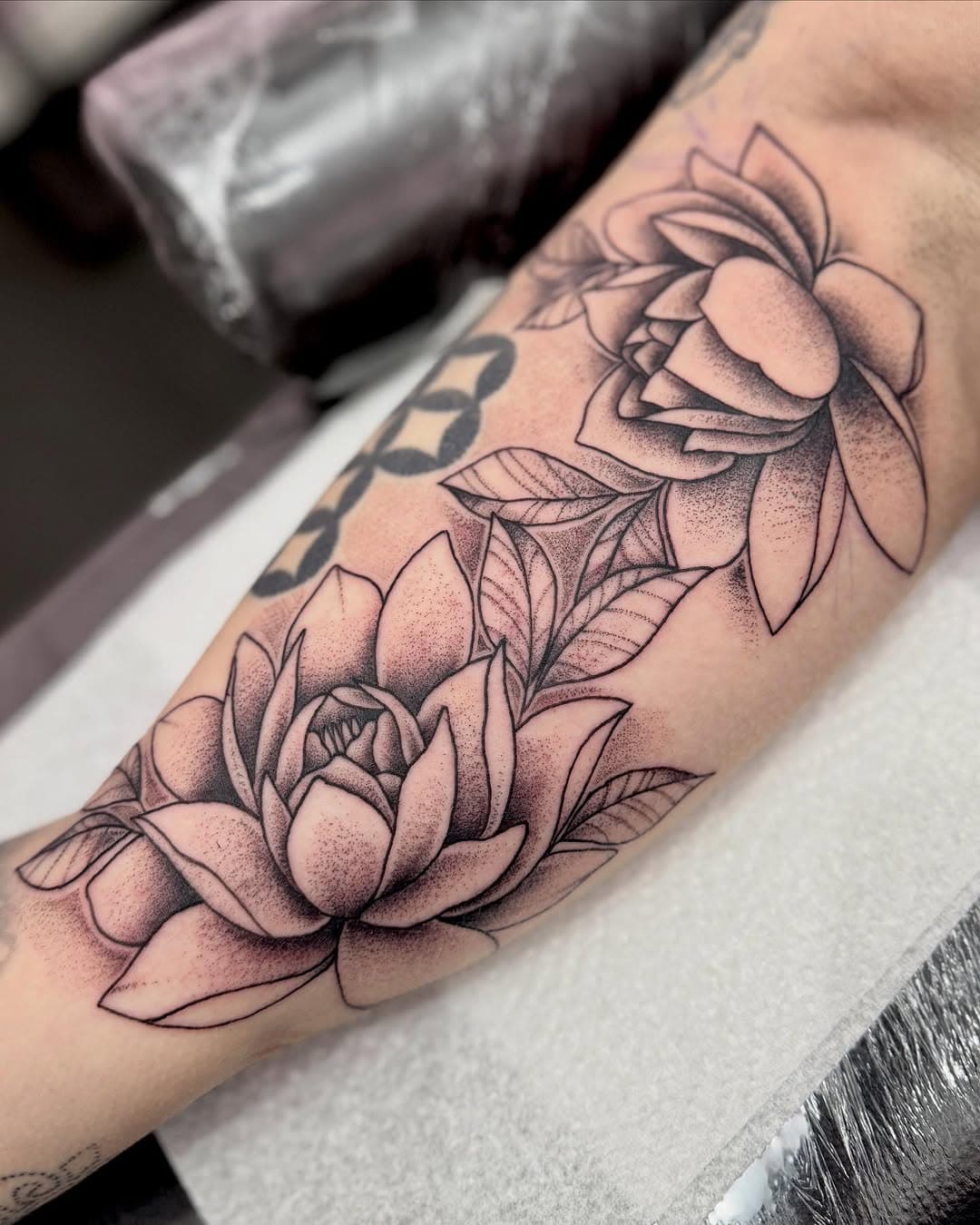 Some water lilies for Elspeth’s inner bicep! 🫶🏻 We started carrying on from a sleeve she’s had started by other people, and have another session to fill in some gaps she has through her arm to bring it all together 😍 

Thank you so much for coming in and having a good natter with me! 🫶🏻