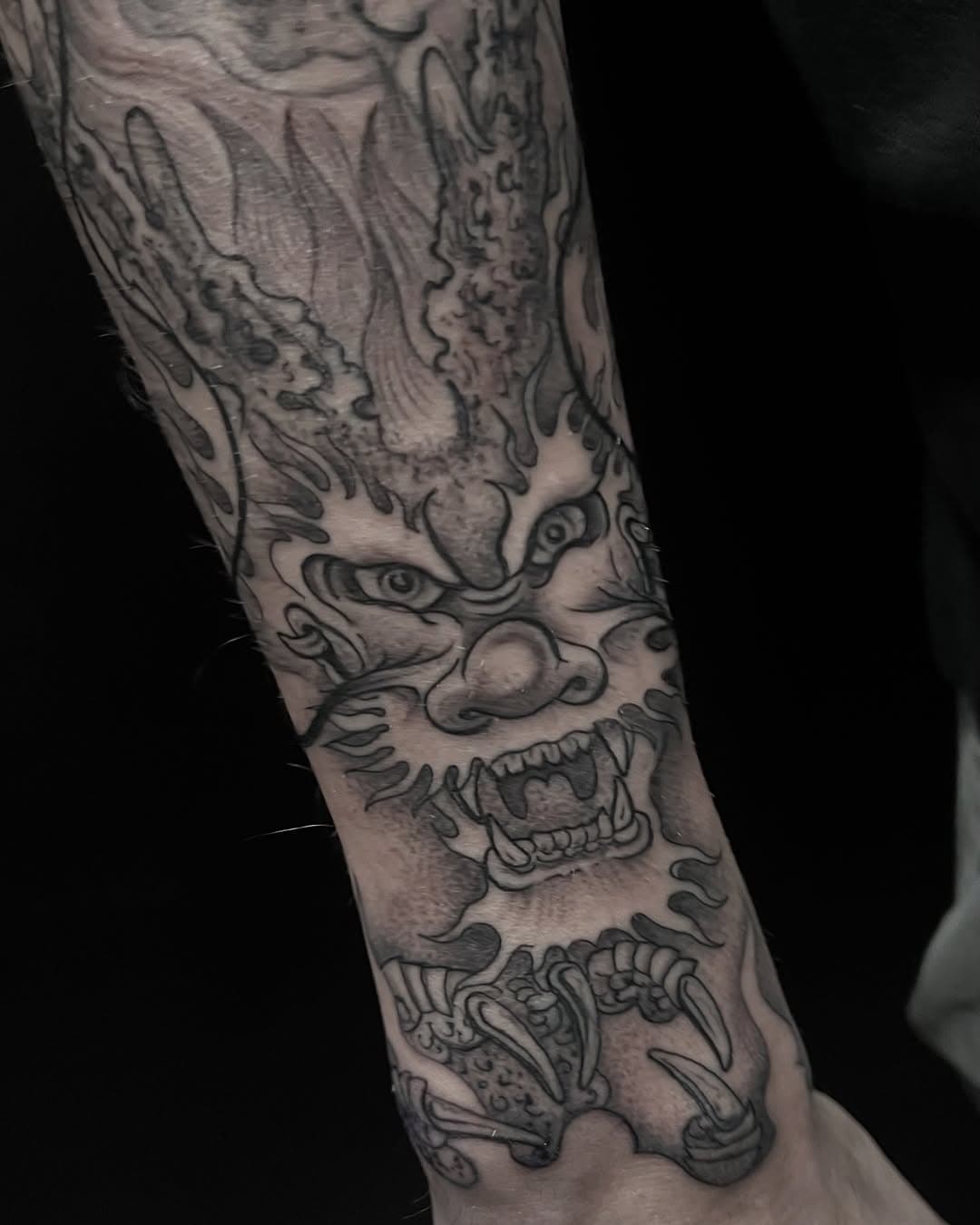 Continuando brazo oriental para Roger, gràcies!
En @mrcrowleytattoo 
.
.
.
#tattoo #barcelonatattoo #blackandgreytattoo #dragontattoo #sararuiztattoo