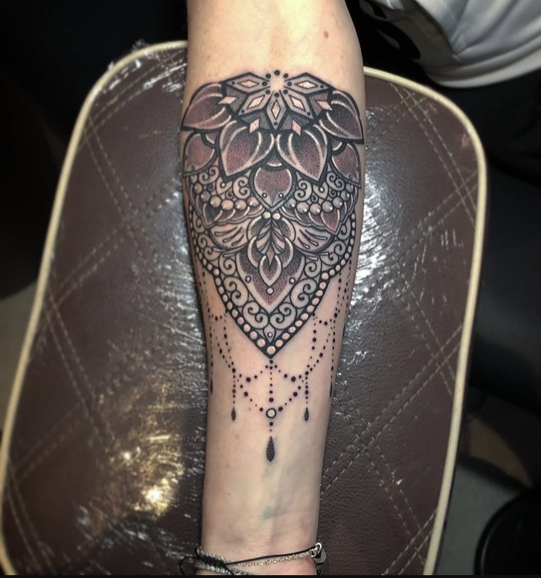 @secretgnome was busy creating this beautiful mandala cover up piece for his client. 

We think it's awesome, what do you guys think? 

#wymondham #newtattoo #mandalastyle #coveruptattoo #tattooist