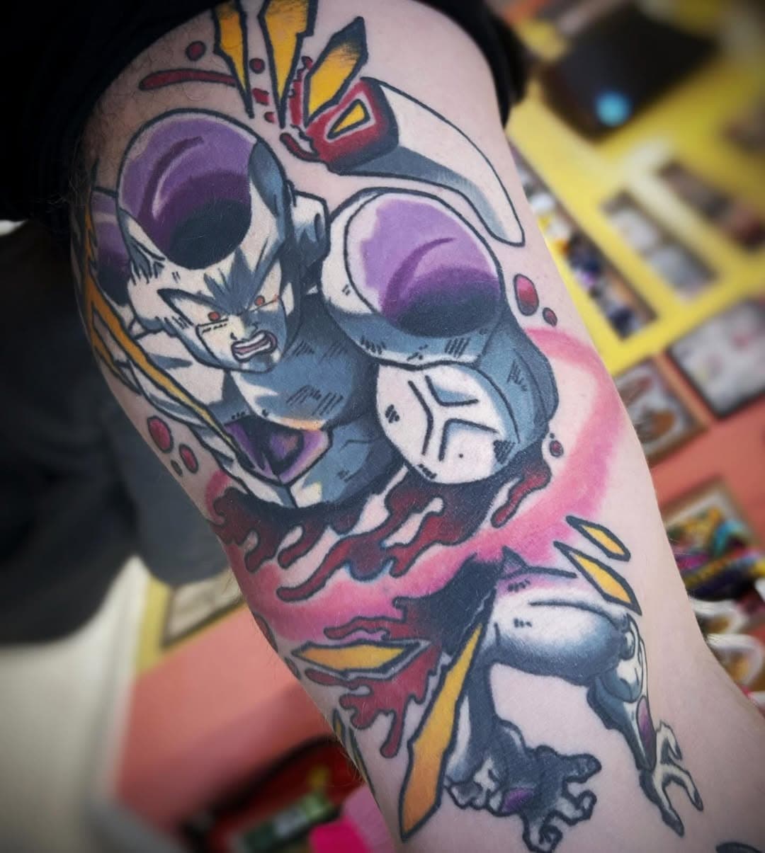 I never got the opportunity to take a good picture of this Tattoo while fresh but fresh Tattoos don’t tell much. Luckily this weekend @hangloo5e came to our winter market and I got the chance to register this 2 to 3 years old healed Freeza.

#dragonballz #freeza #animetattoo