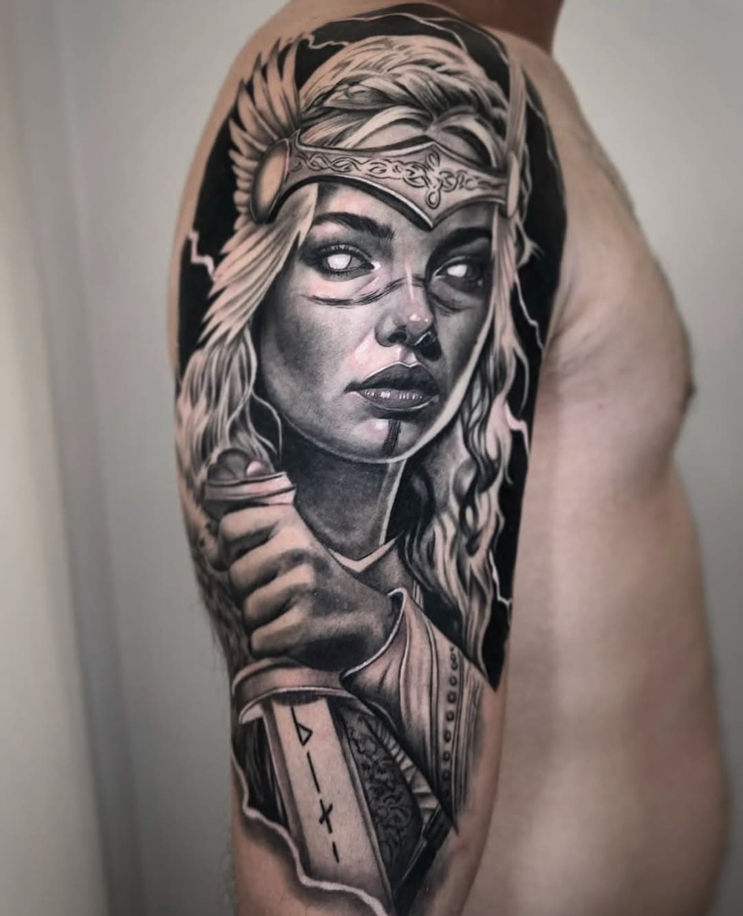 Valchiria ⚔️ 
Eseguita da @nicolaputzutattoo , nostro resident tattoo artist specializzato nello stile realistico.

#ilforestierotattoo #valchiriatattoo #realistictattoo #sardegnatattoo #tatuaggisardegna #vikings #blackandgreytattoo